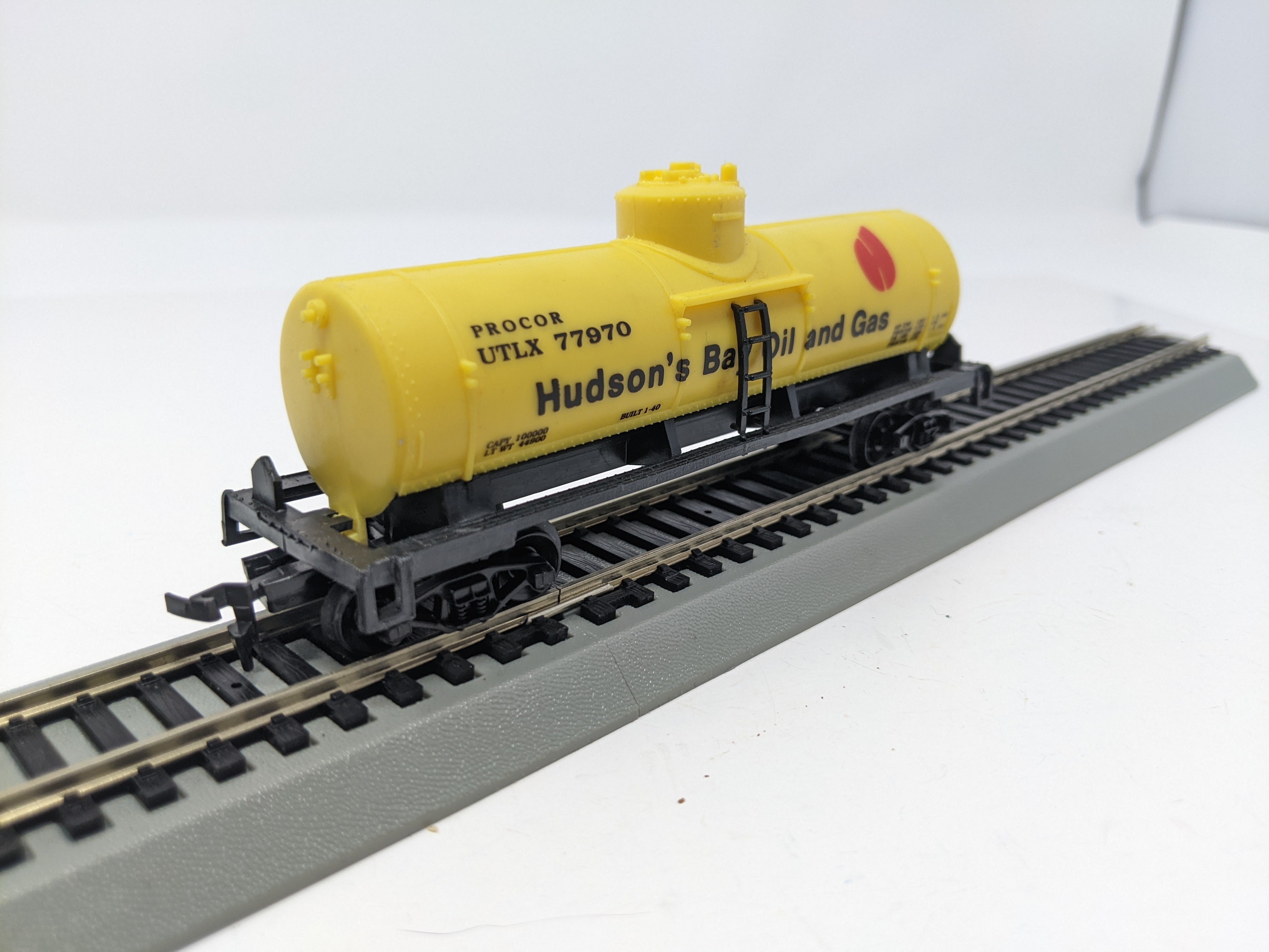  40' Single Dome Tank Car British American Oil (Silver) - HO  Scale : Arts, Crafts & Sewing