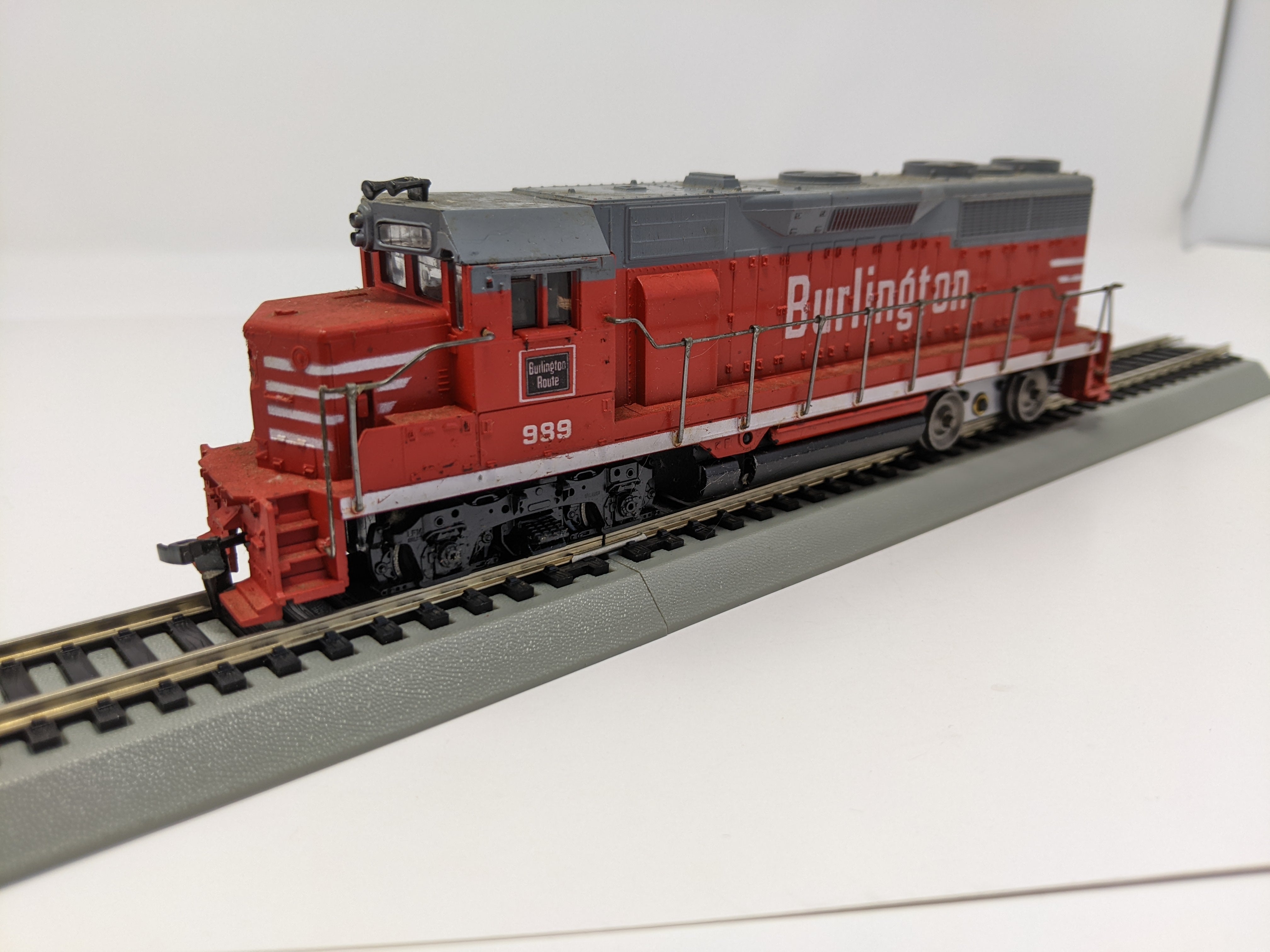 USED Athearn HO Scale, GP-35 Diesel Locomotive, Burlington #989, Read
