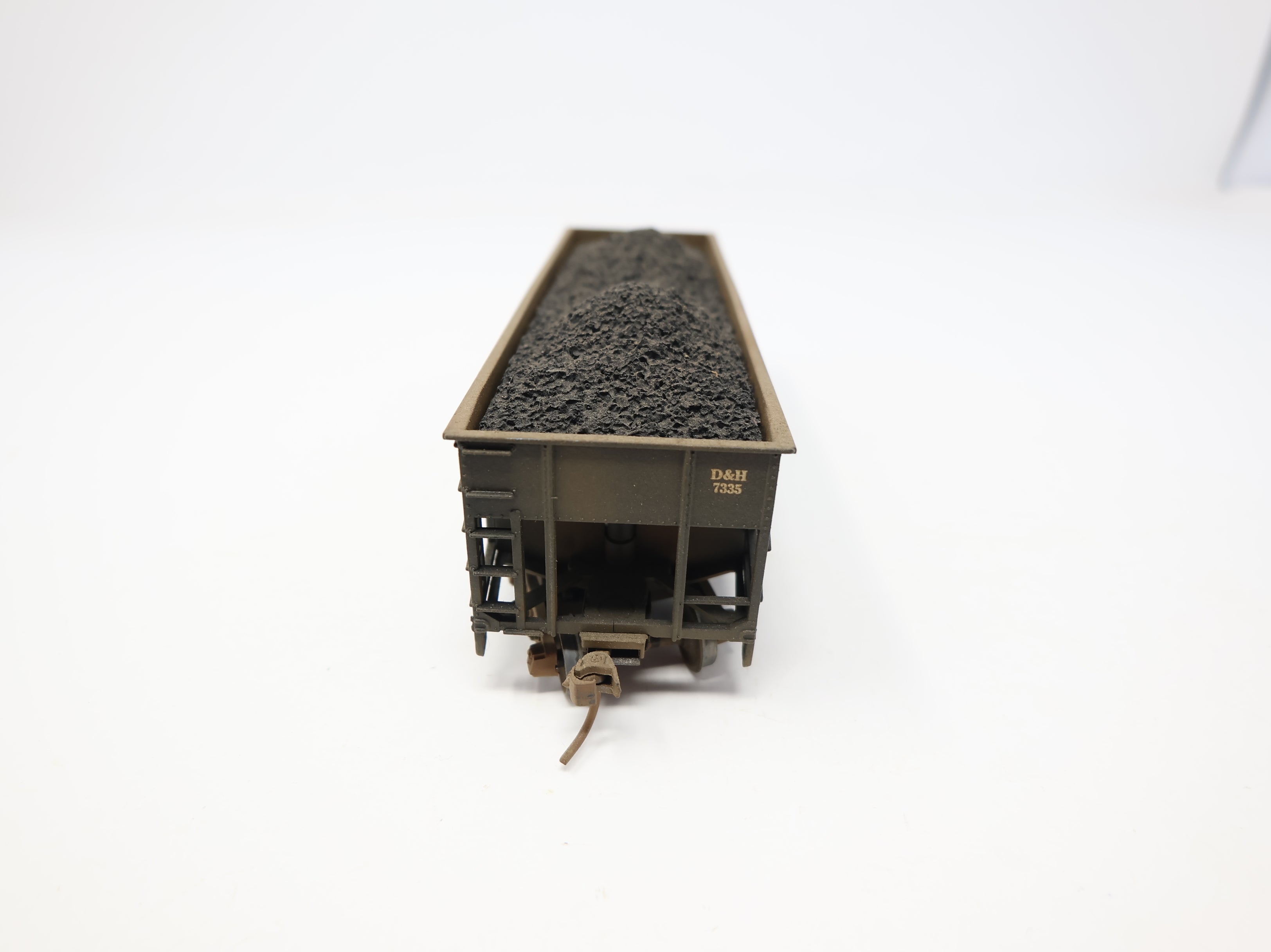 USED Athearn HO Scale 2 Bay Open Hopper Delaware and Hudson DH #7335 Weathered w/ Coal Load