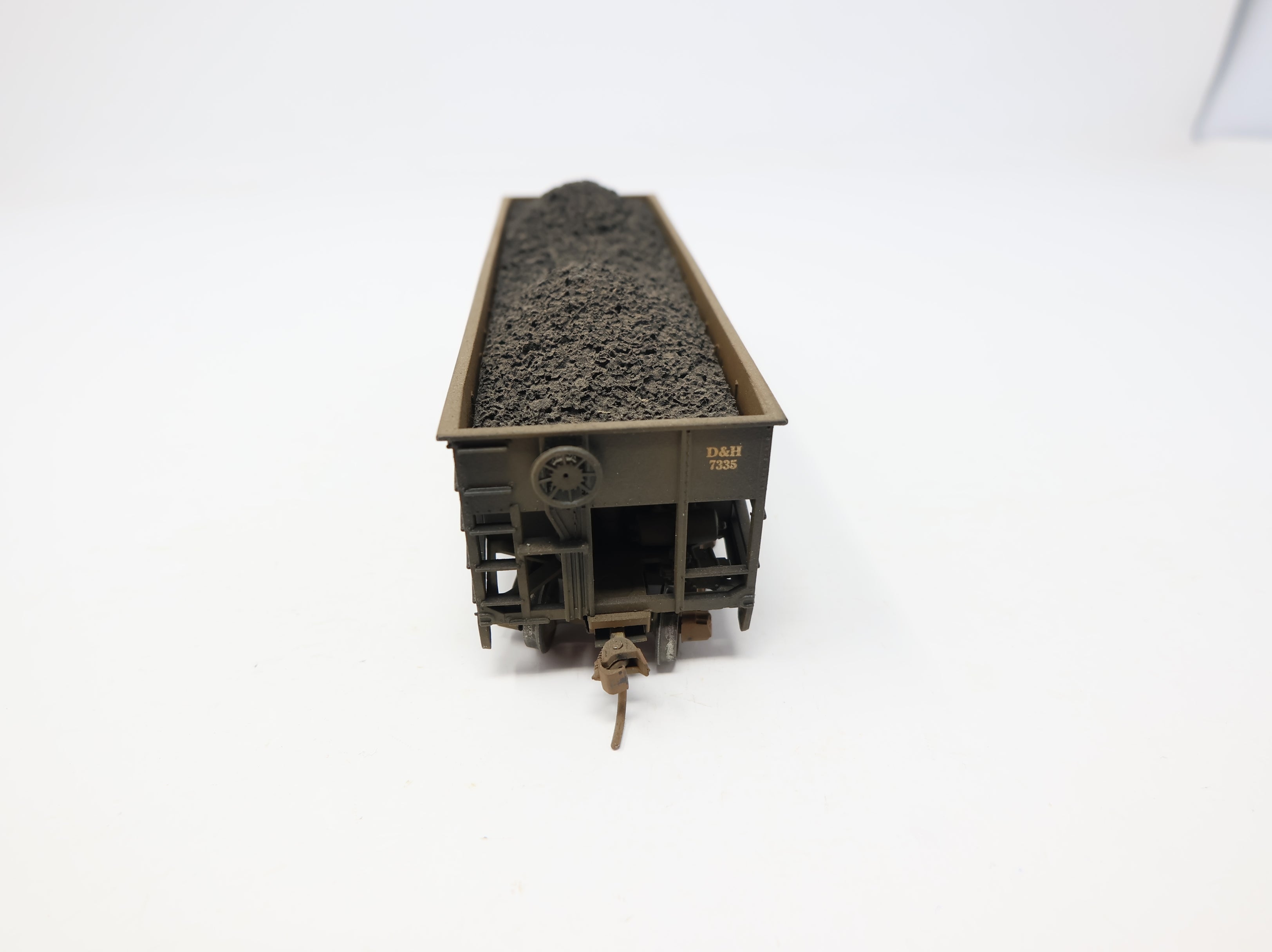 USED Athearn HO Scale 2 Bay Open Hopper Delaware and Hudson DH #7335 Weathered w/ Coal Load