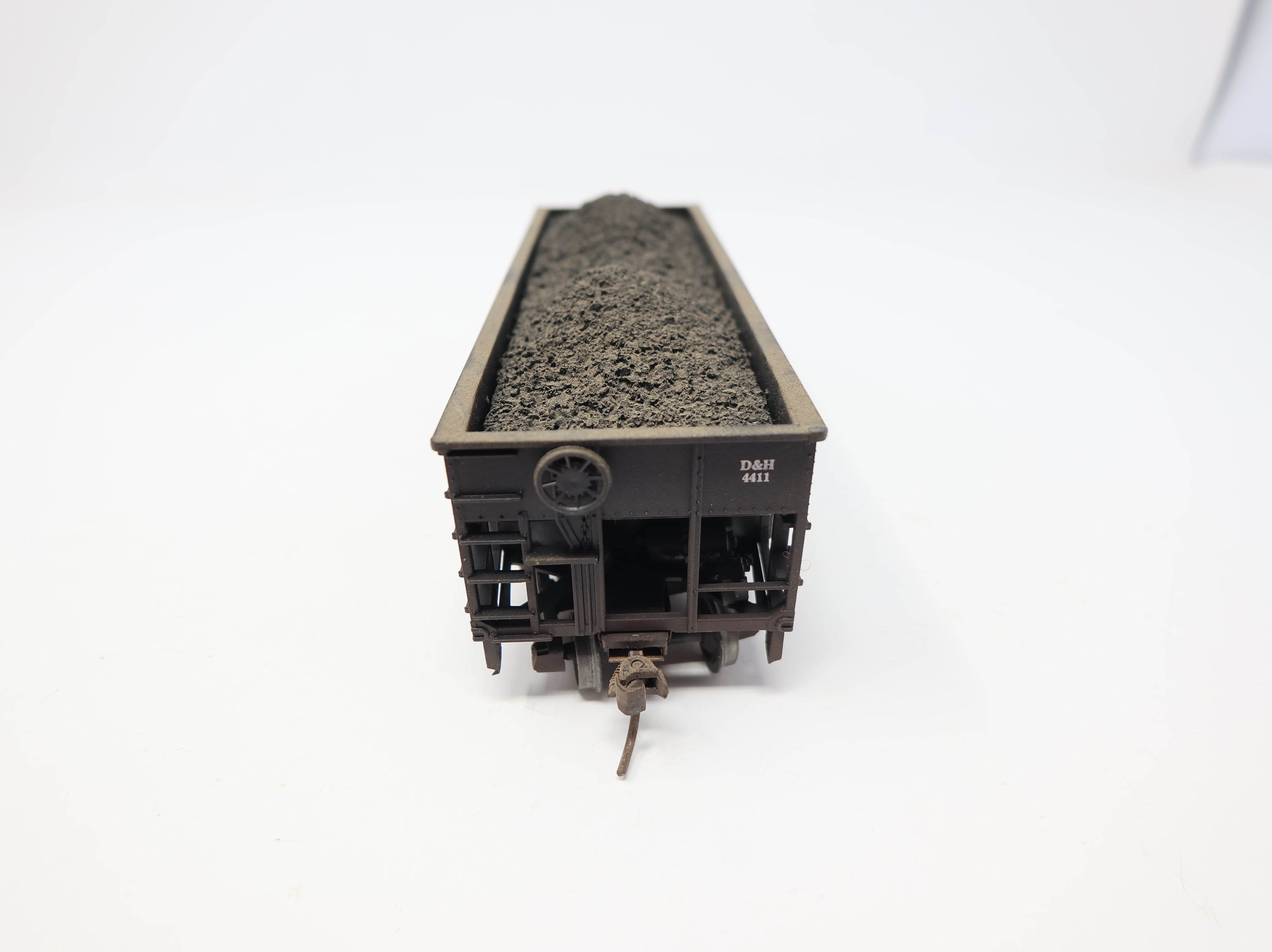 USED Athearn HO Scale 2 Bay Open Hopper Delaware and Hudson DH #4411 Weathered w/ Coal Load