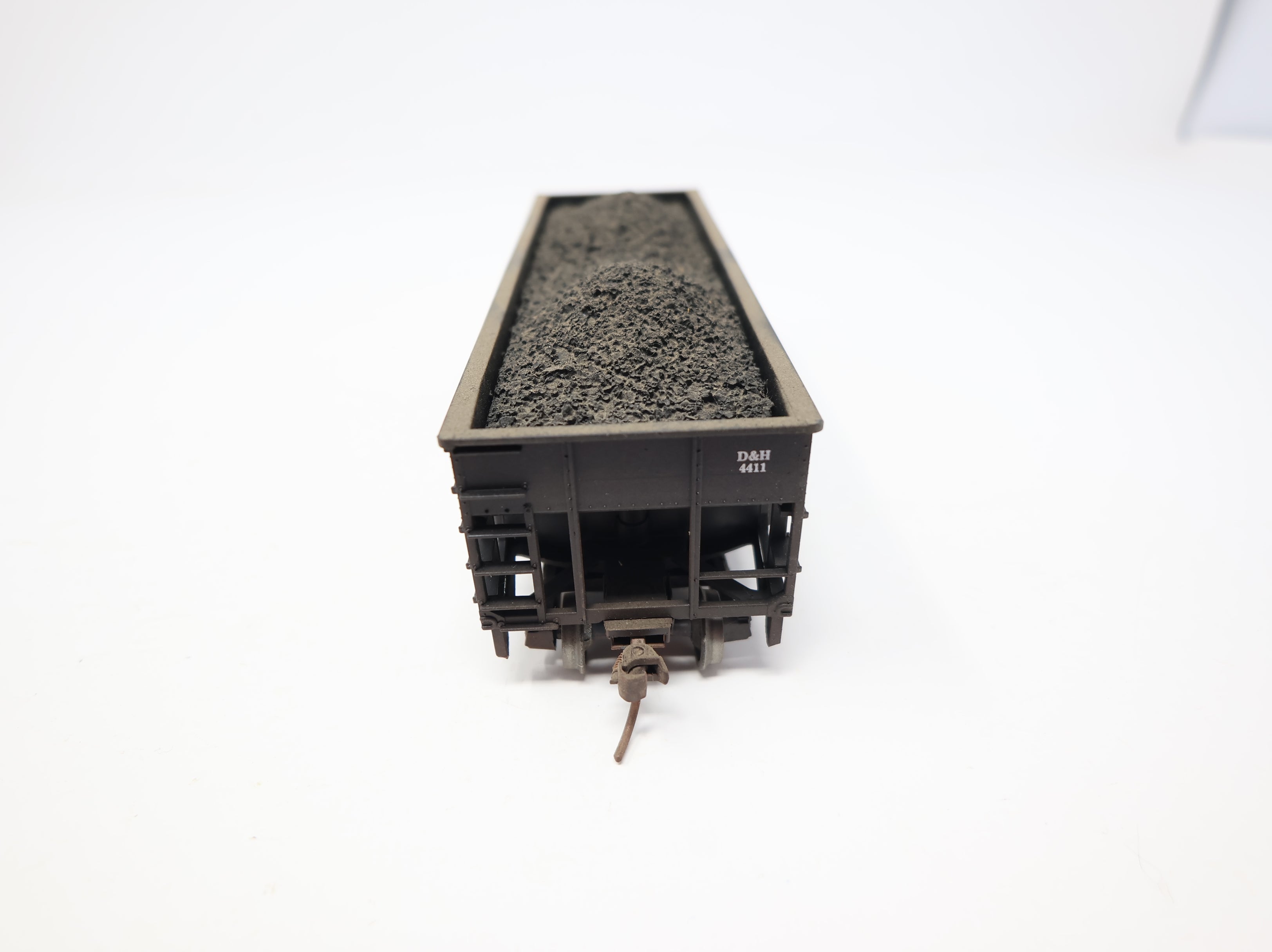 USED Athearn HO Scale 2 Bay Open Hopper Delaware and Hudson DH #4411 Weathered w/ Coal Load