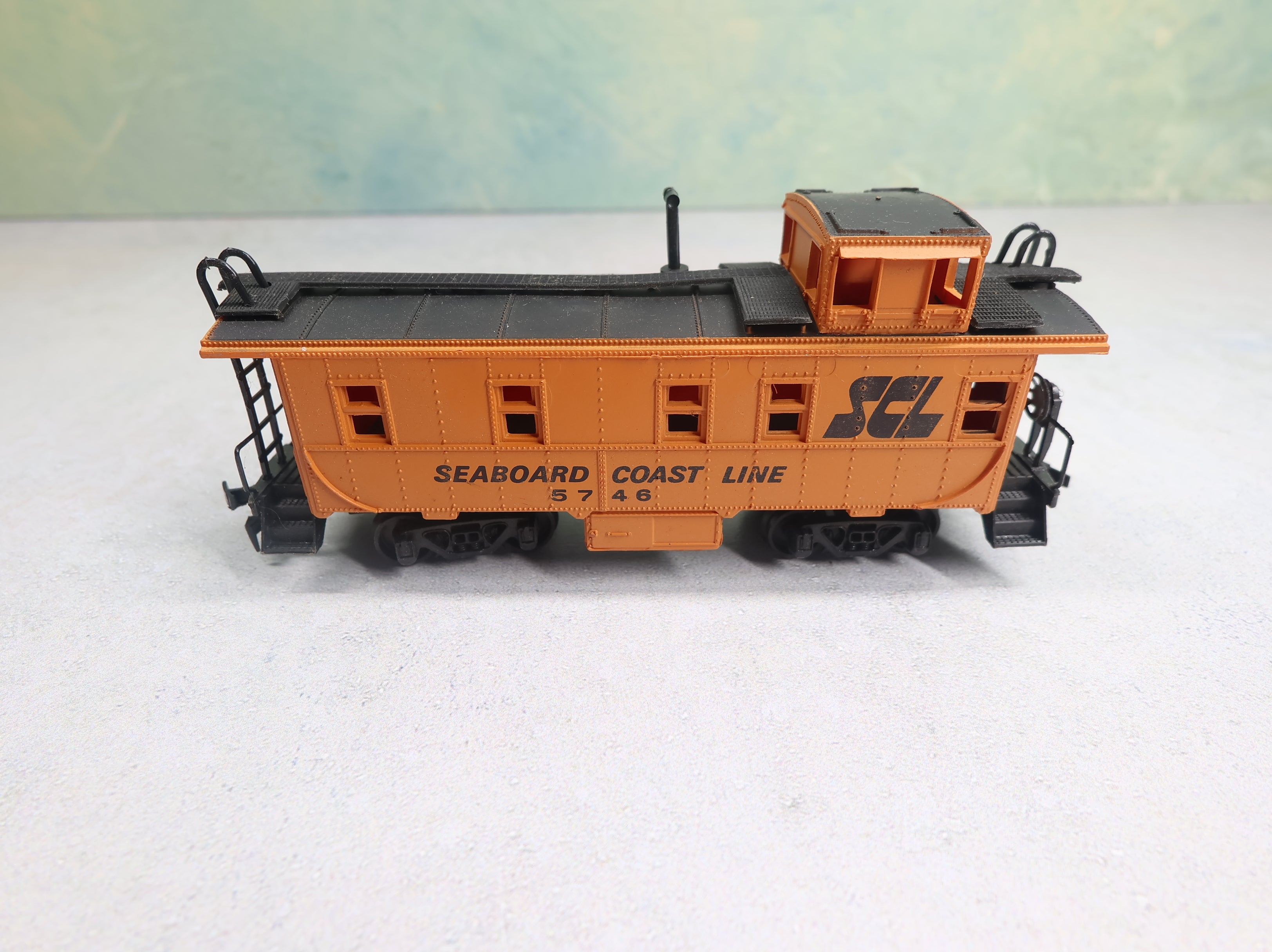 USED Bachmann HO Scale Caboose Seaboard Coast Line SCL #5746