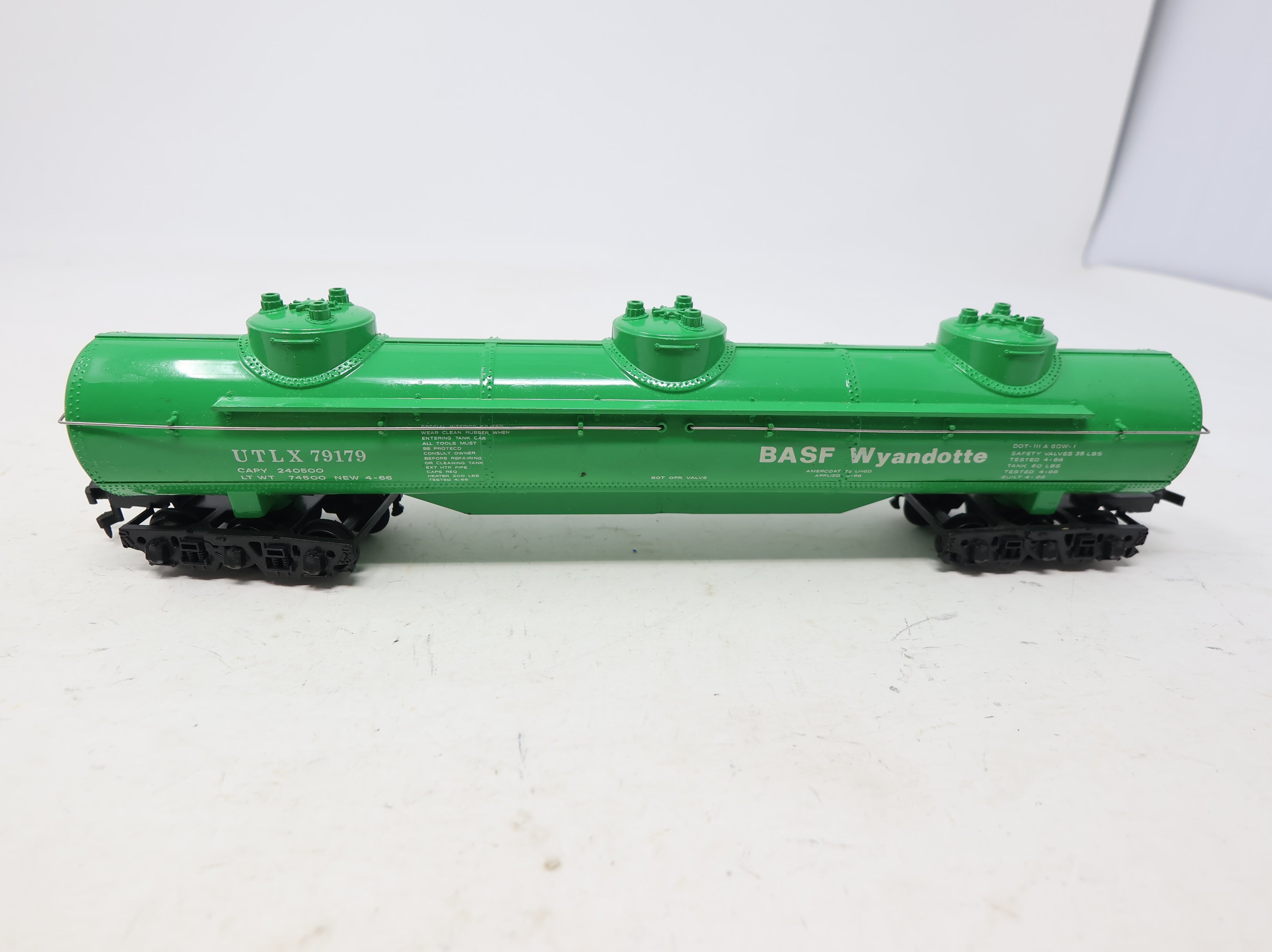 USED Bachmann HO Scale Large Triple Dome Tank Car BASF Wyandotte UTLX #79179