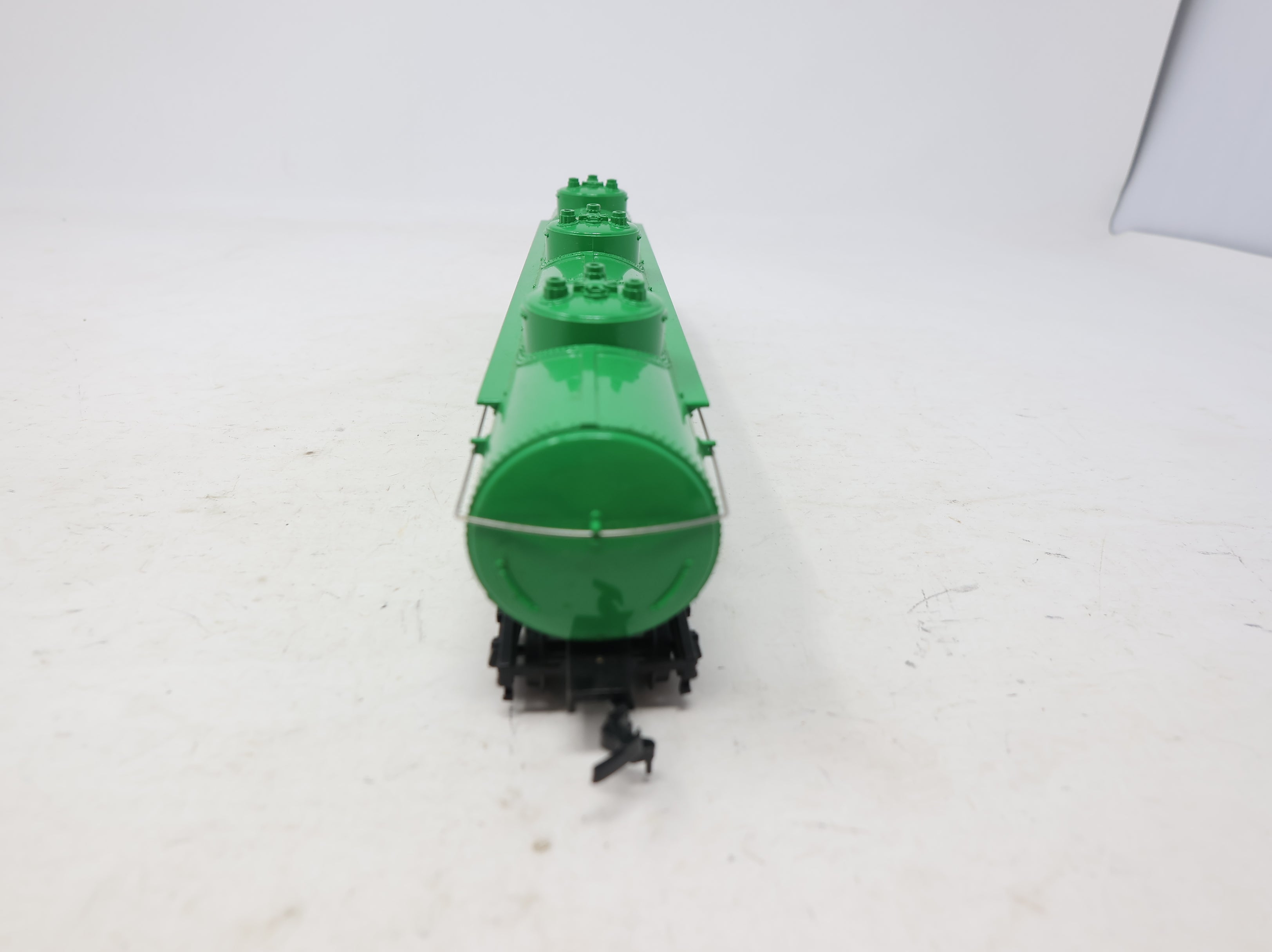 USED Bachmann HO Scale Large Triple Dome Tank Car BASF Wyandotte UTLX #79179