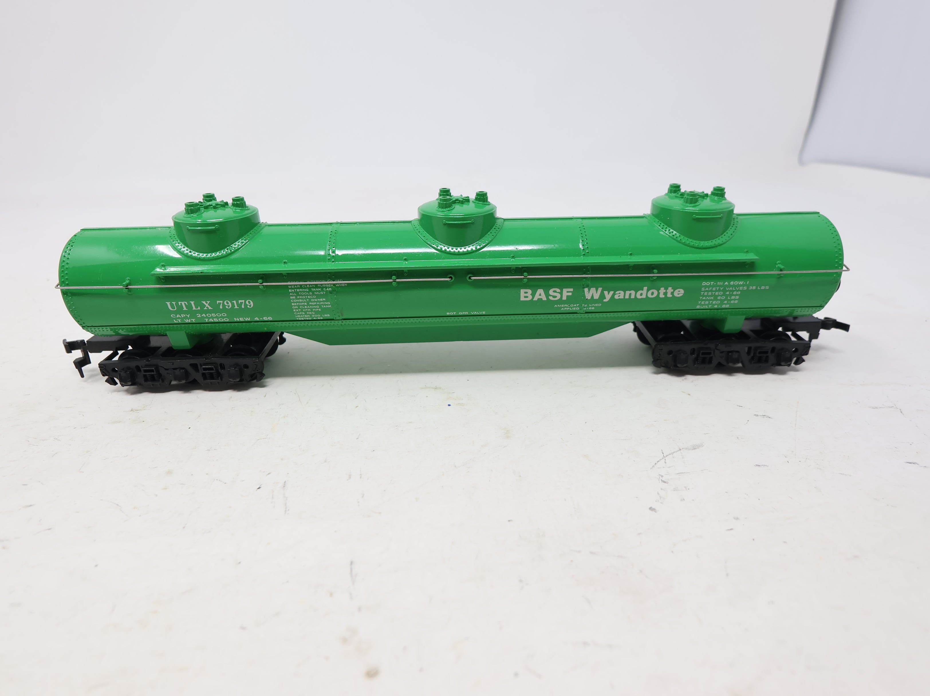 USED Bachmann HO Scale Large Triple Dome Tank Car BASF Wyandotte UTLX #79179