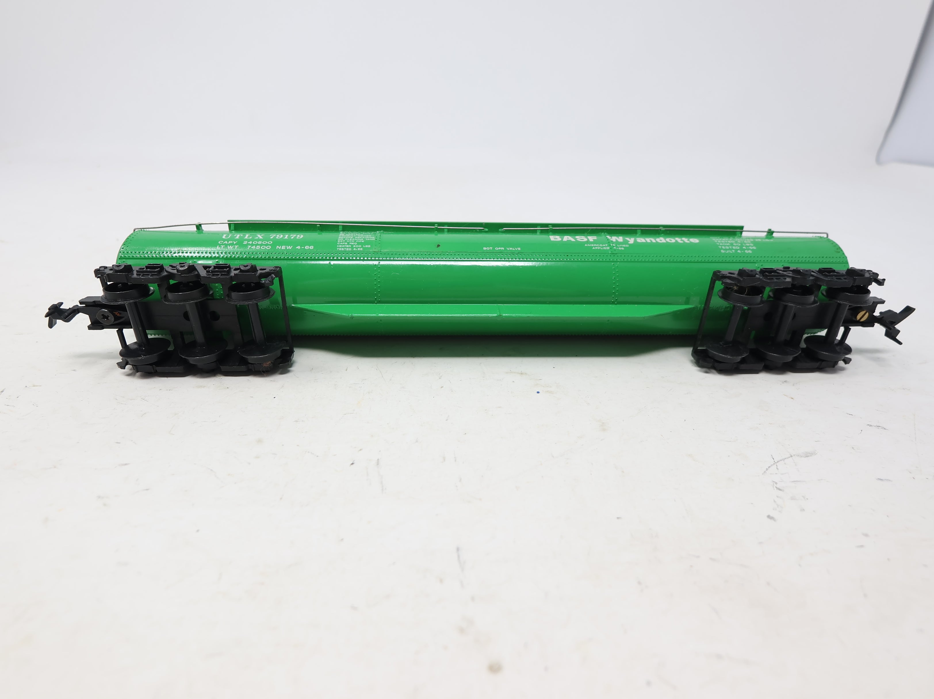 USED Bachmann HO Scale Large Triple Dome Tank Car BASF Wyandotte UTLX #79179