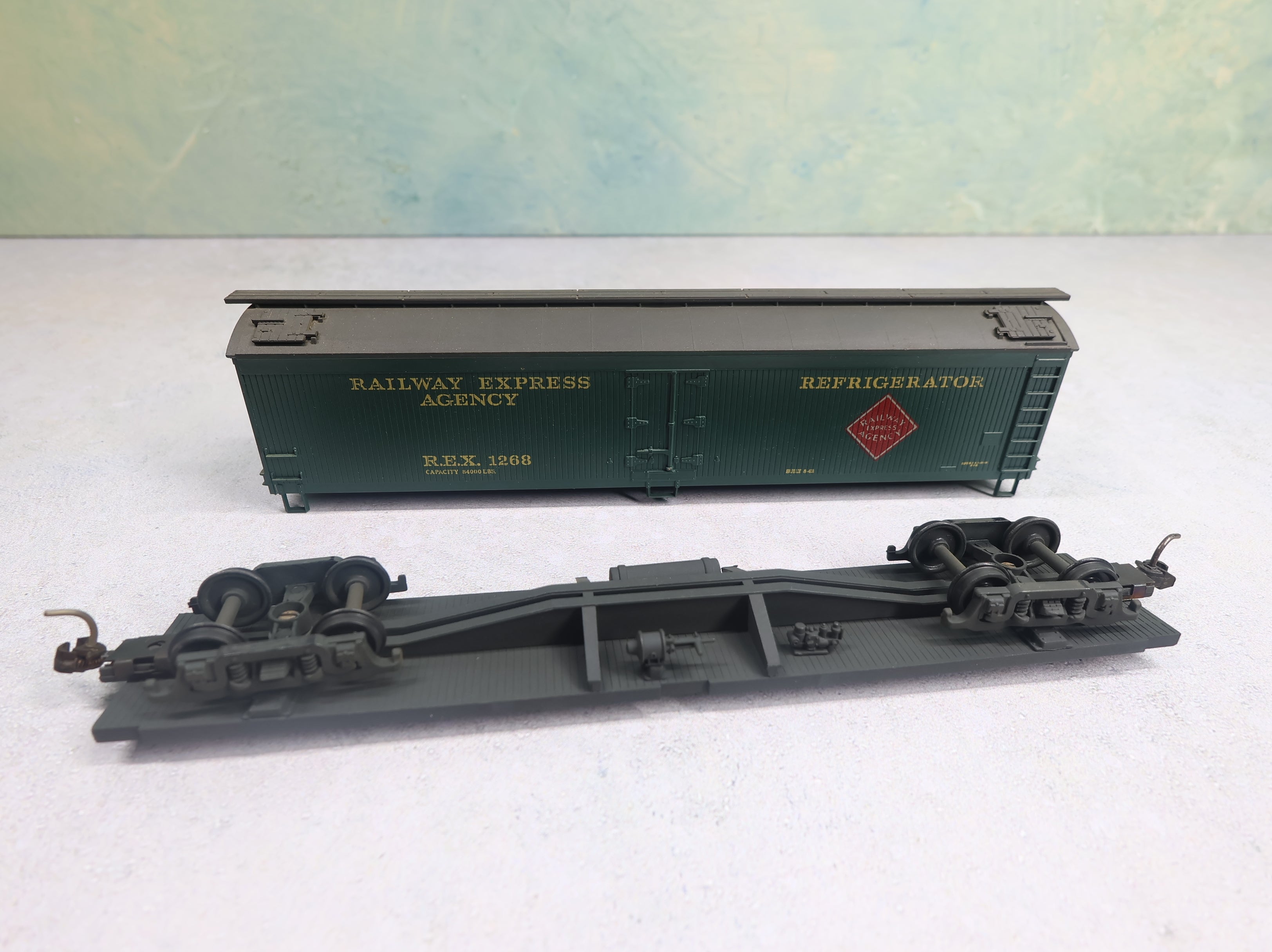 USED Athearn HO Scale 50' Reefer Box Car Railway Express Agency REX #1268