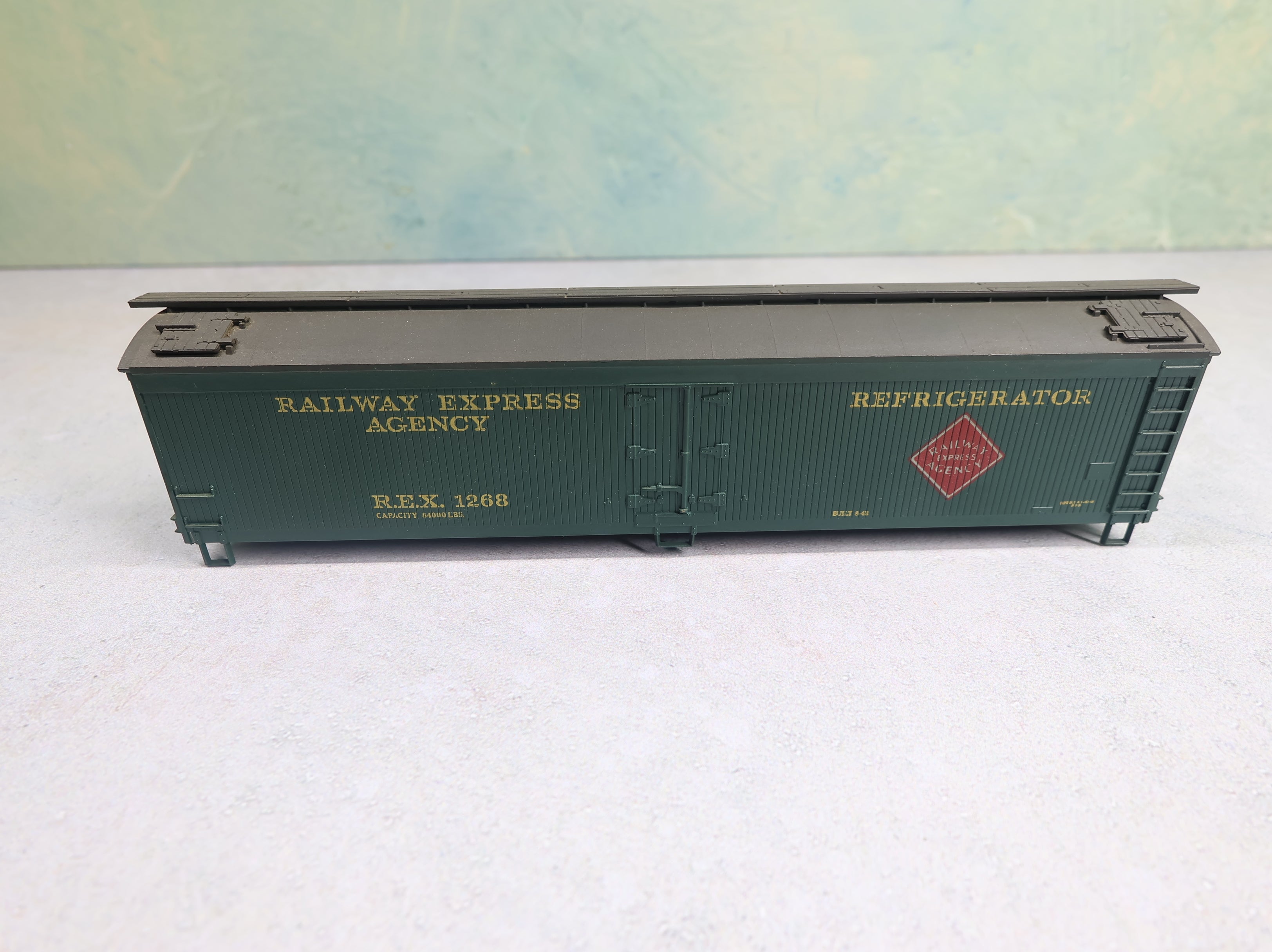 USED Athearn HO Scale 50' Reefer Box Car Railway Express Agency REX #1268