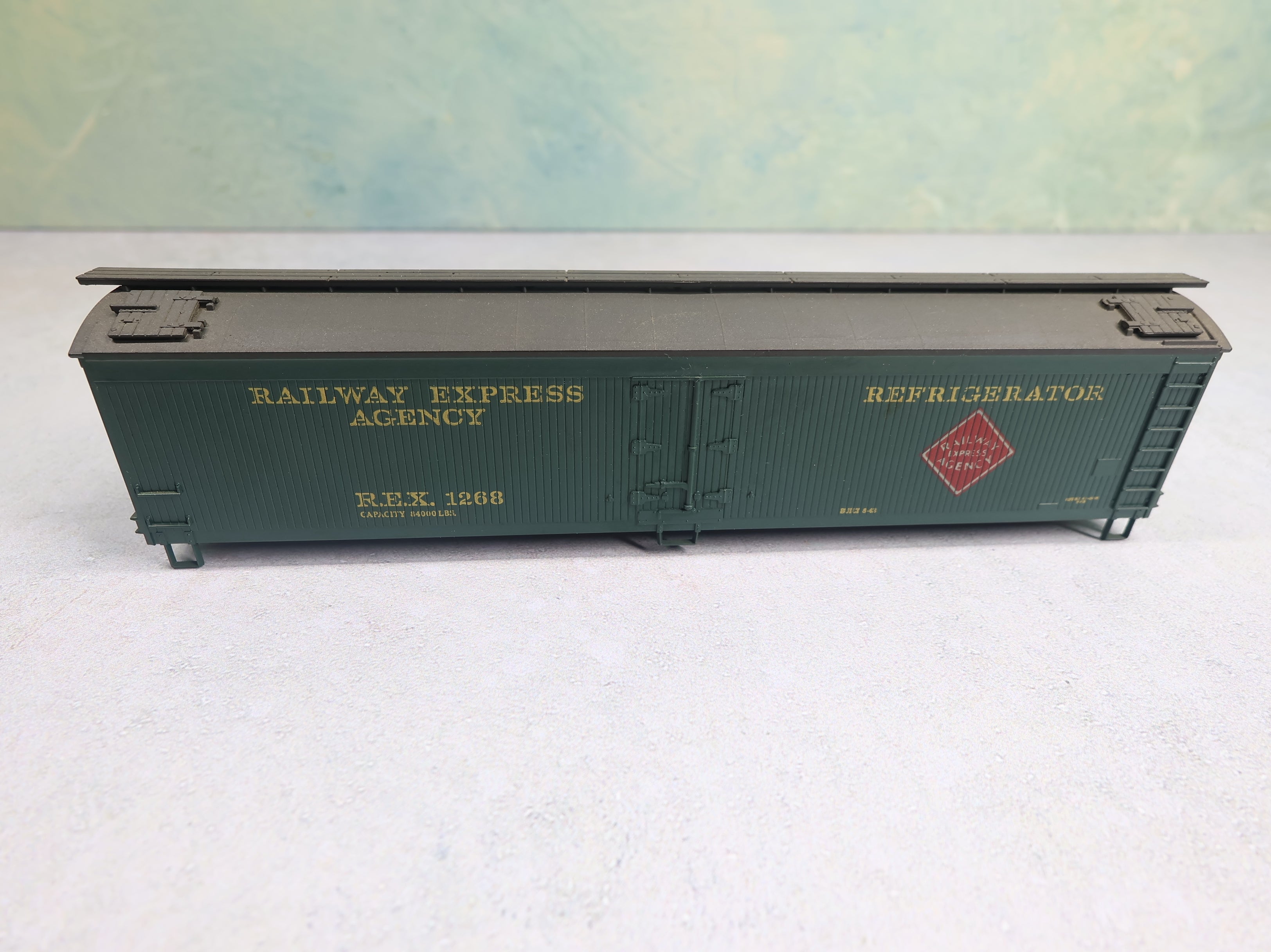 USED Athearn HO Scale 50' Reefer Box Car Railway Express Agency REX #1268