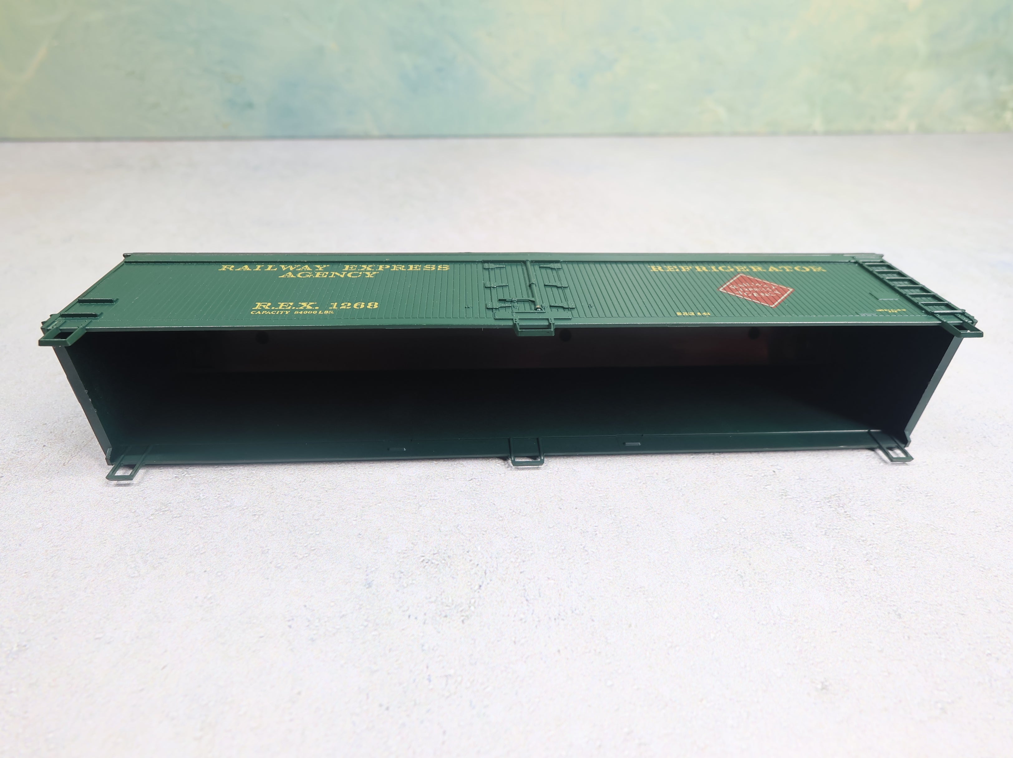 USED Athearn HO Scale 50' Reefer Box Car Railway Express Agency REX #1268