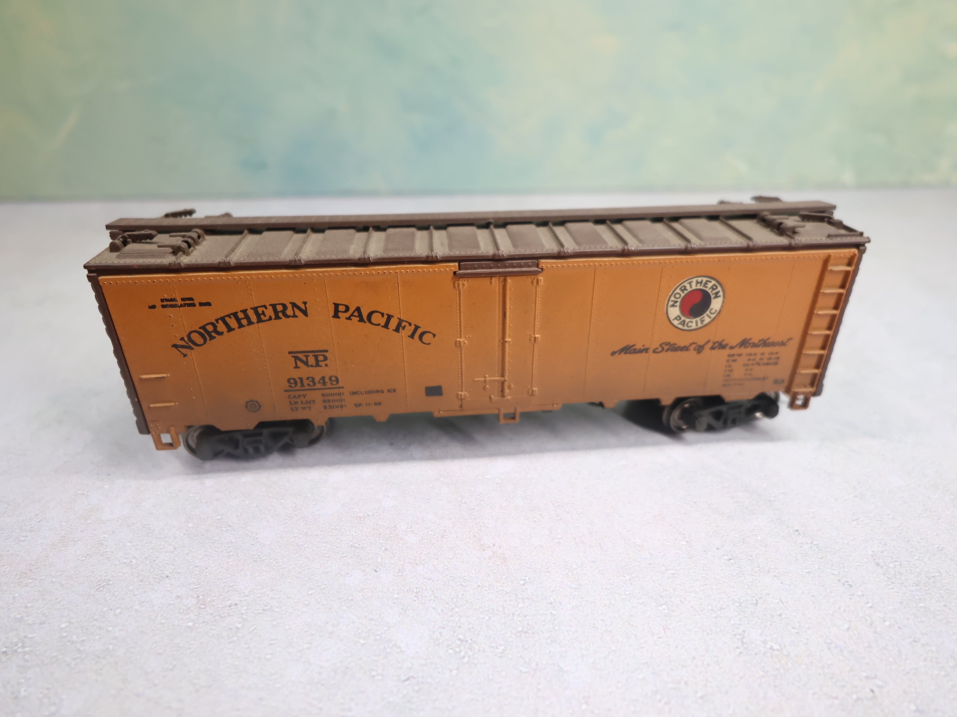 USED Athearn HO Scale 40' Reefer Box Car Northern Pacific NP #91349 Light Weathering