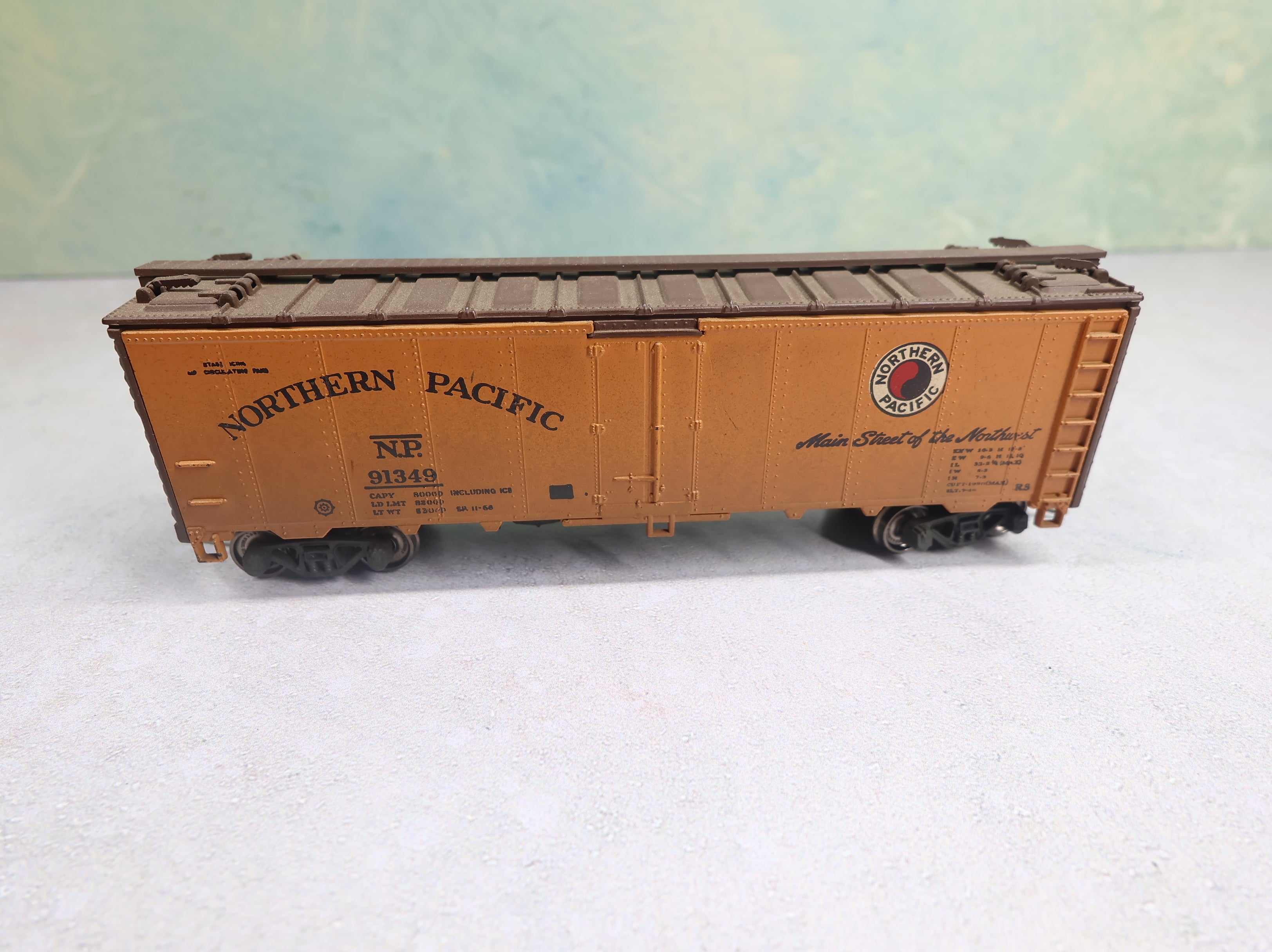 USED Athearn HO Scale 40' Reefer Box Car Northern Pacific NP #91349 Light Weathering