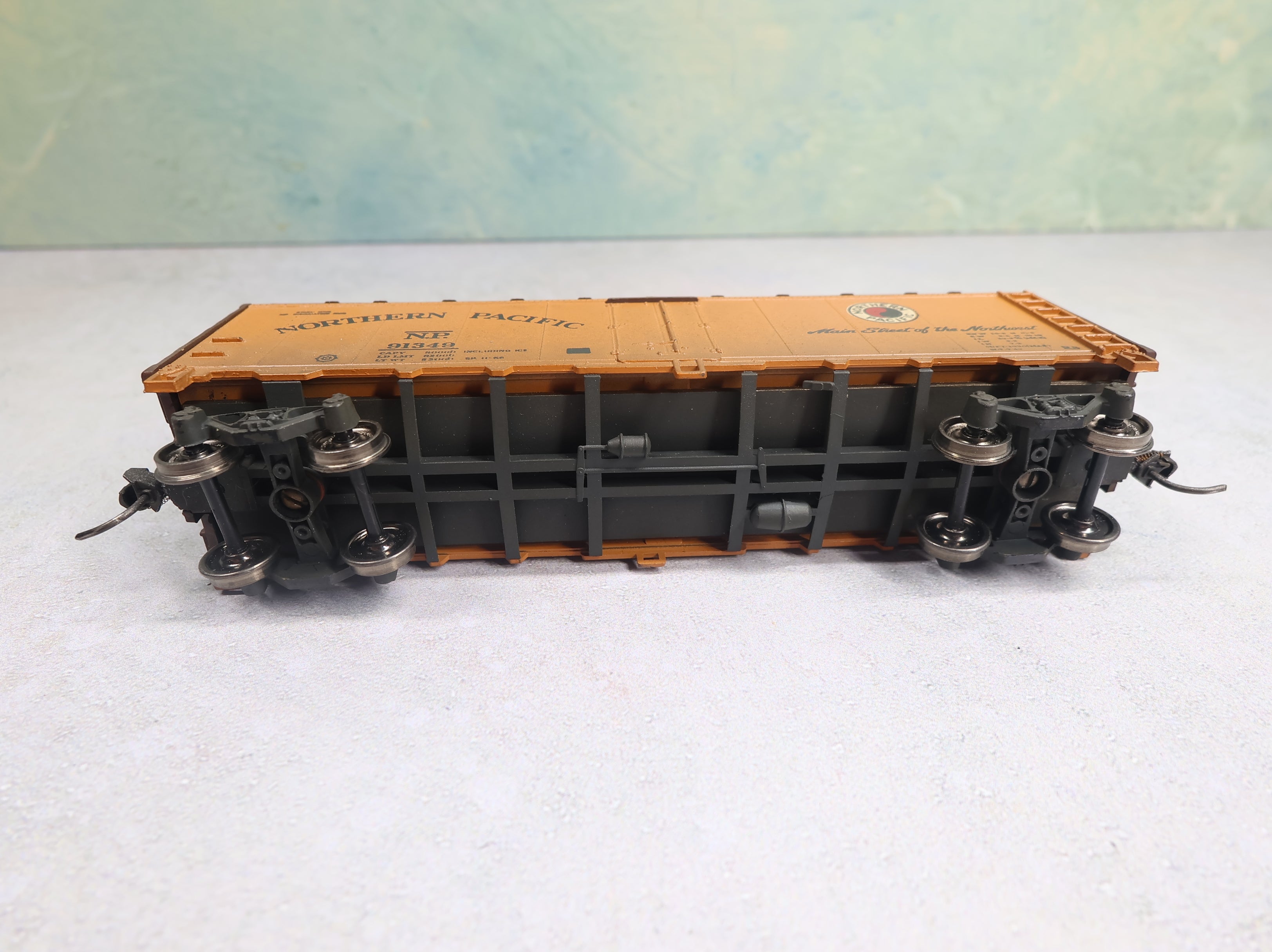 USED Athearn HO Scale 40' Reefer Box Car Northern Pacific NP #91349 Light Weathering