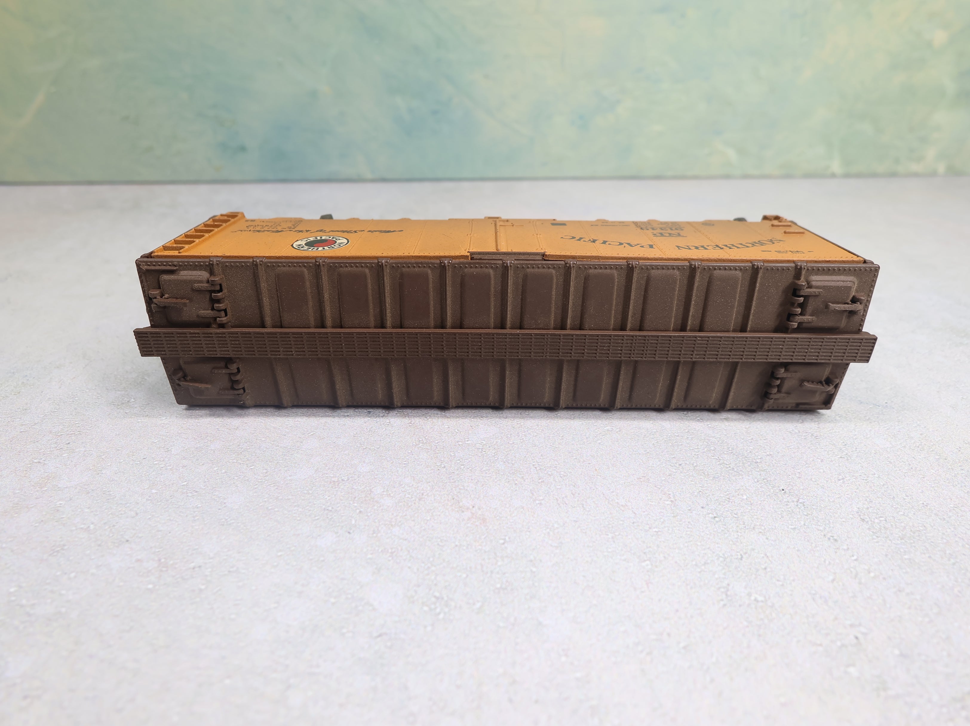 USED Athearn HO Scale 40' Reefer Box Car Northern Pacific NP #91349 Light Weathering