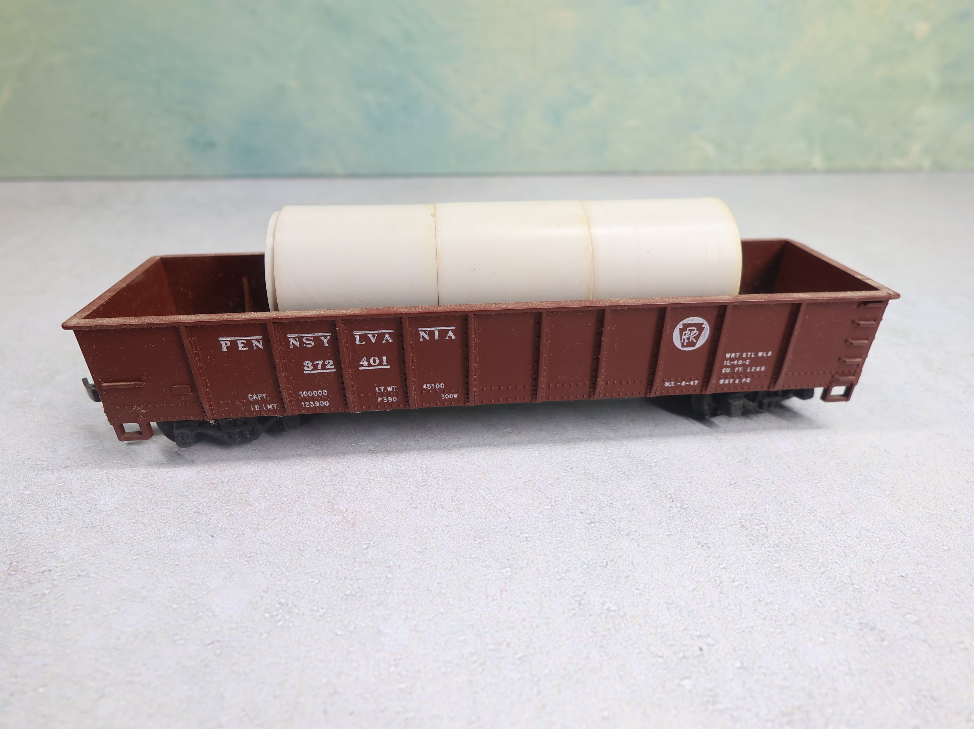 USED Mantua HO Scale 40' Gondola Pennsylvania #372401 w/ Pipe Load