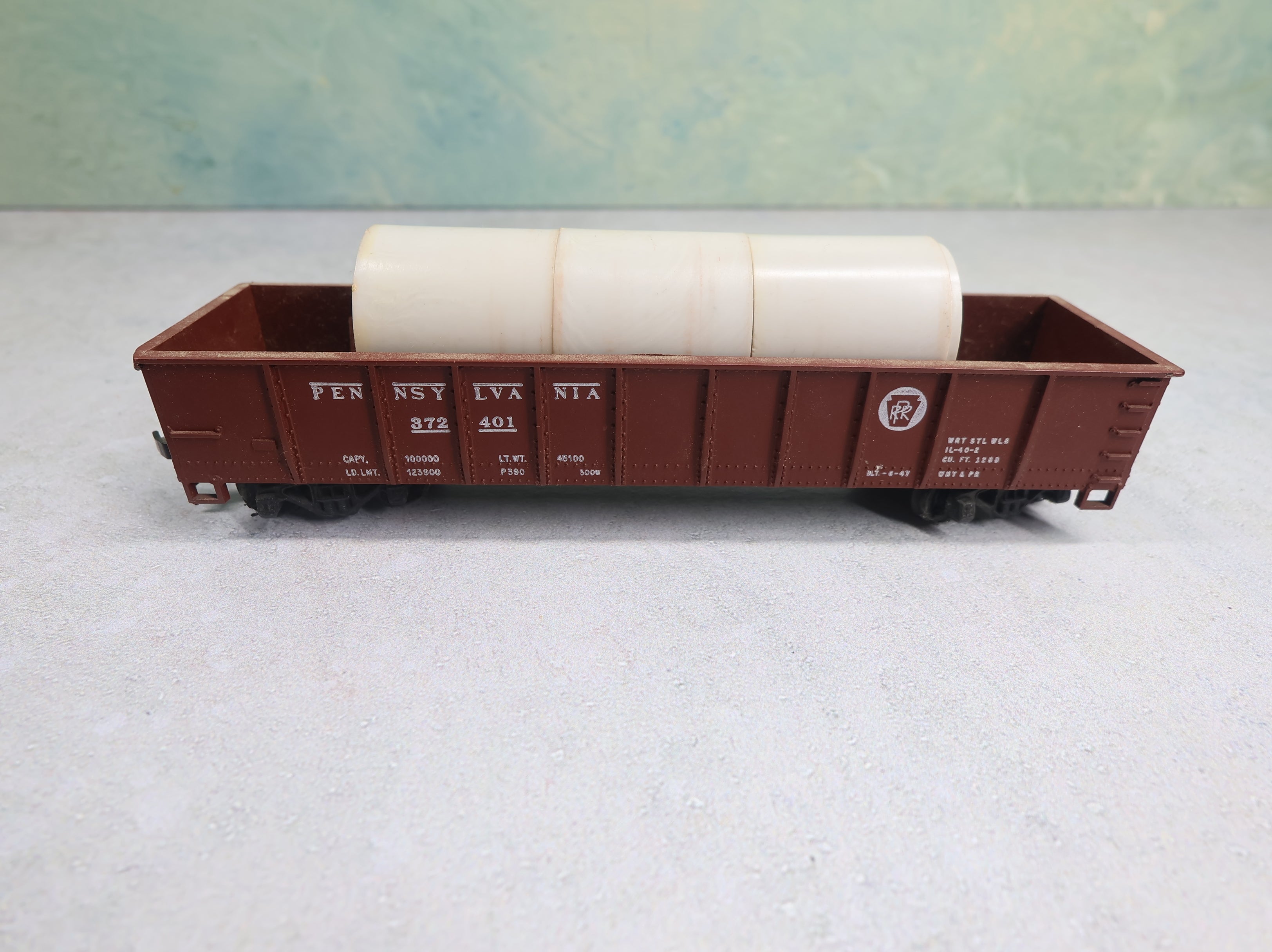 USED Mantua HO Scale 40' Gondola Pennsylvania #372401 w/ Pipe Load