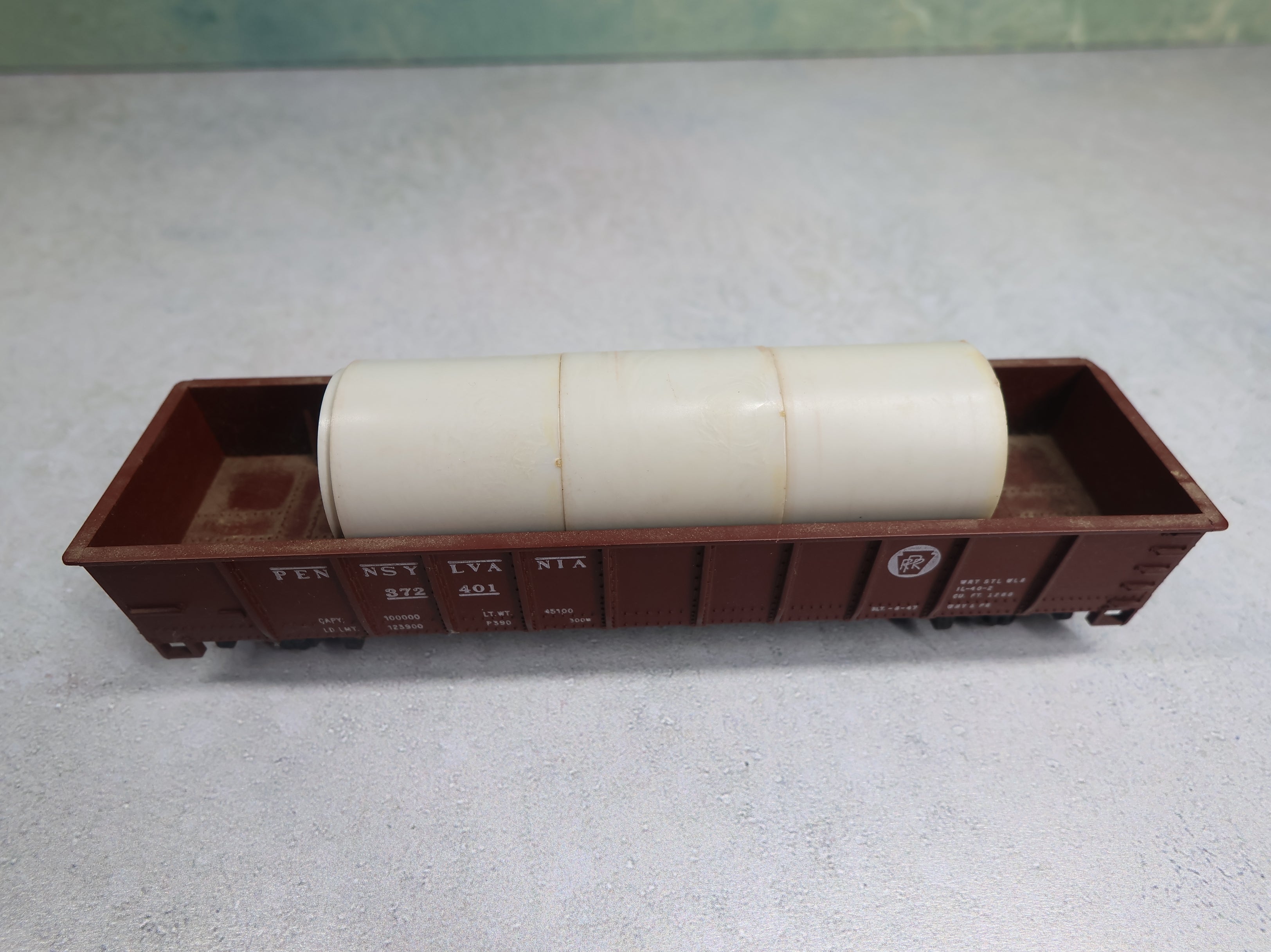 USED Mantua HO Scale 40' Gondola Pennsylvania #372401 w/ Pipe Load