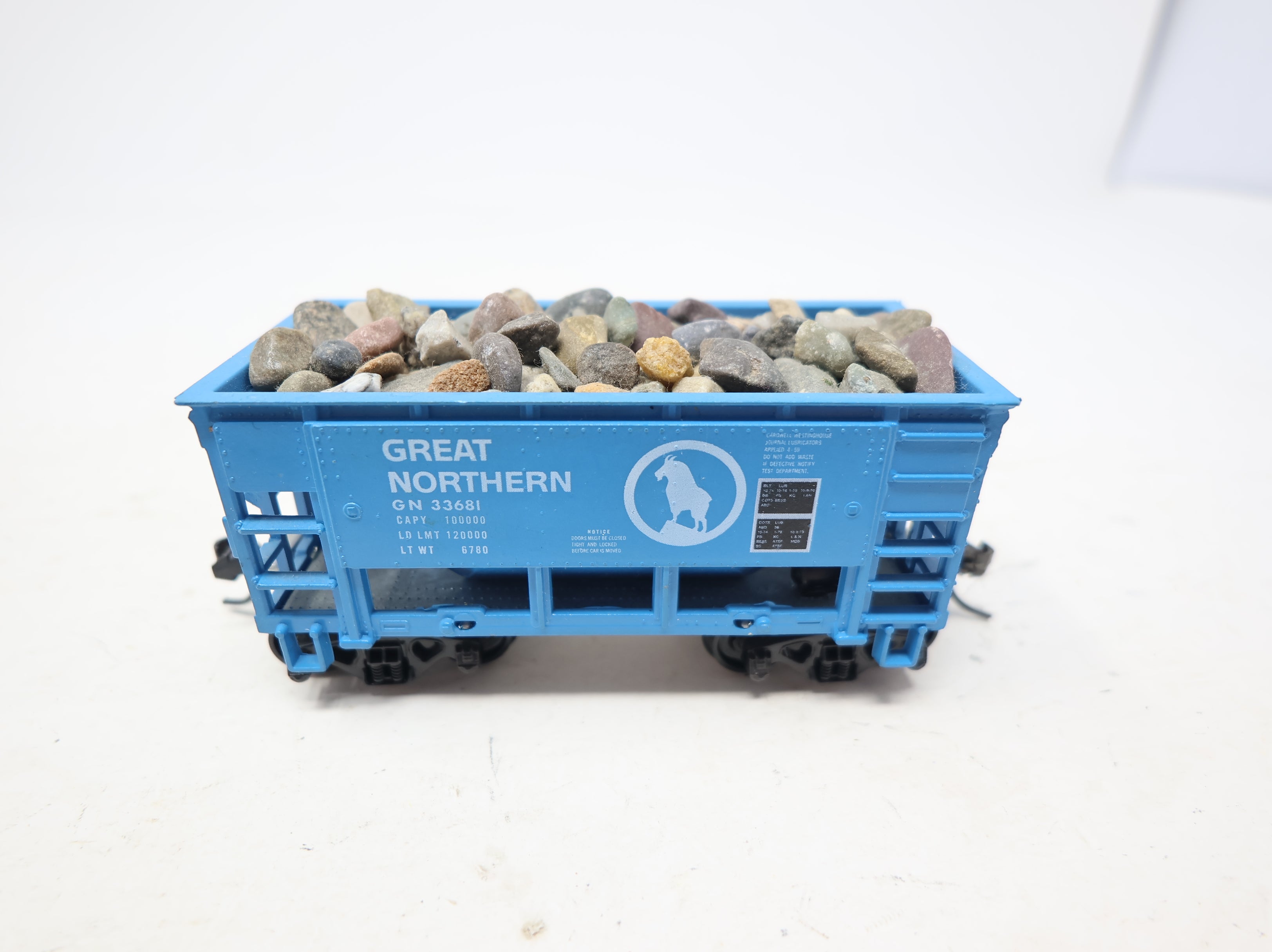 USED Roundhouse HO Scale Ore Car Great Northern GN #33681 w/ Rocks