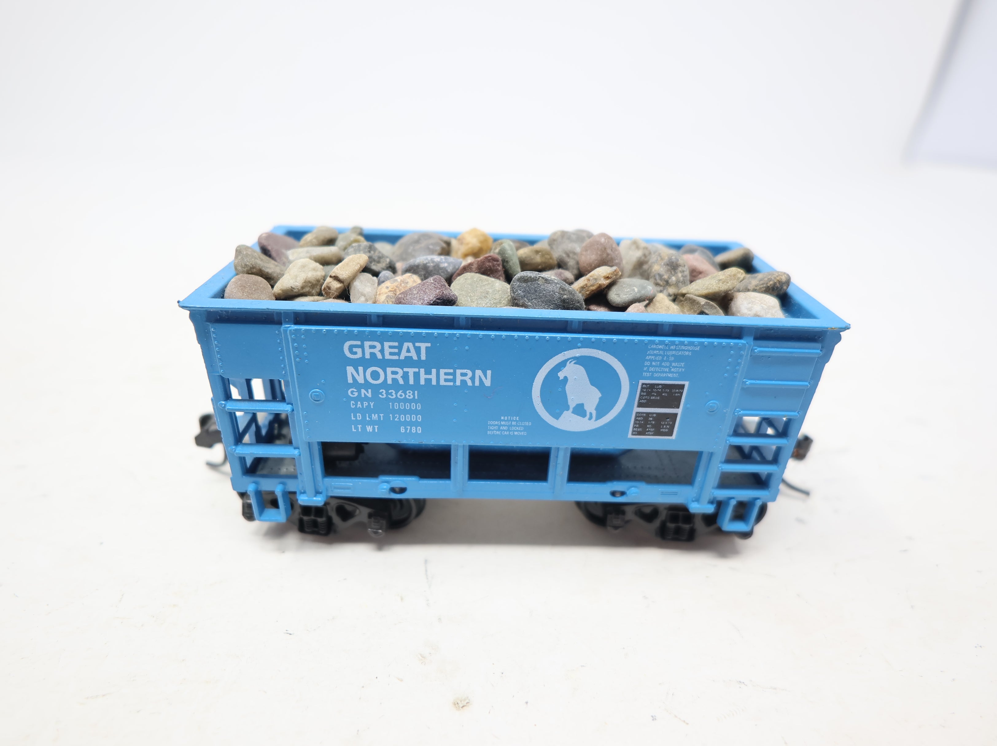 USED Roundhouse HO Scale Ore Car Great Northern GN #33681 w/ Rocks