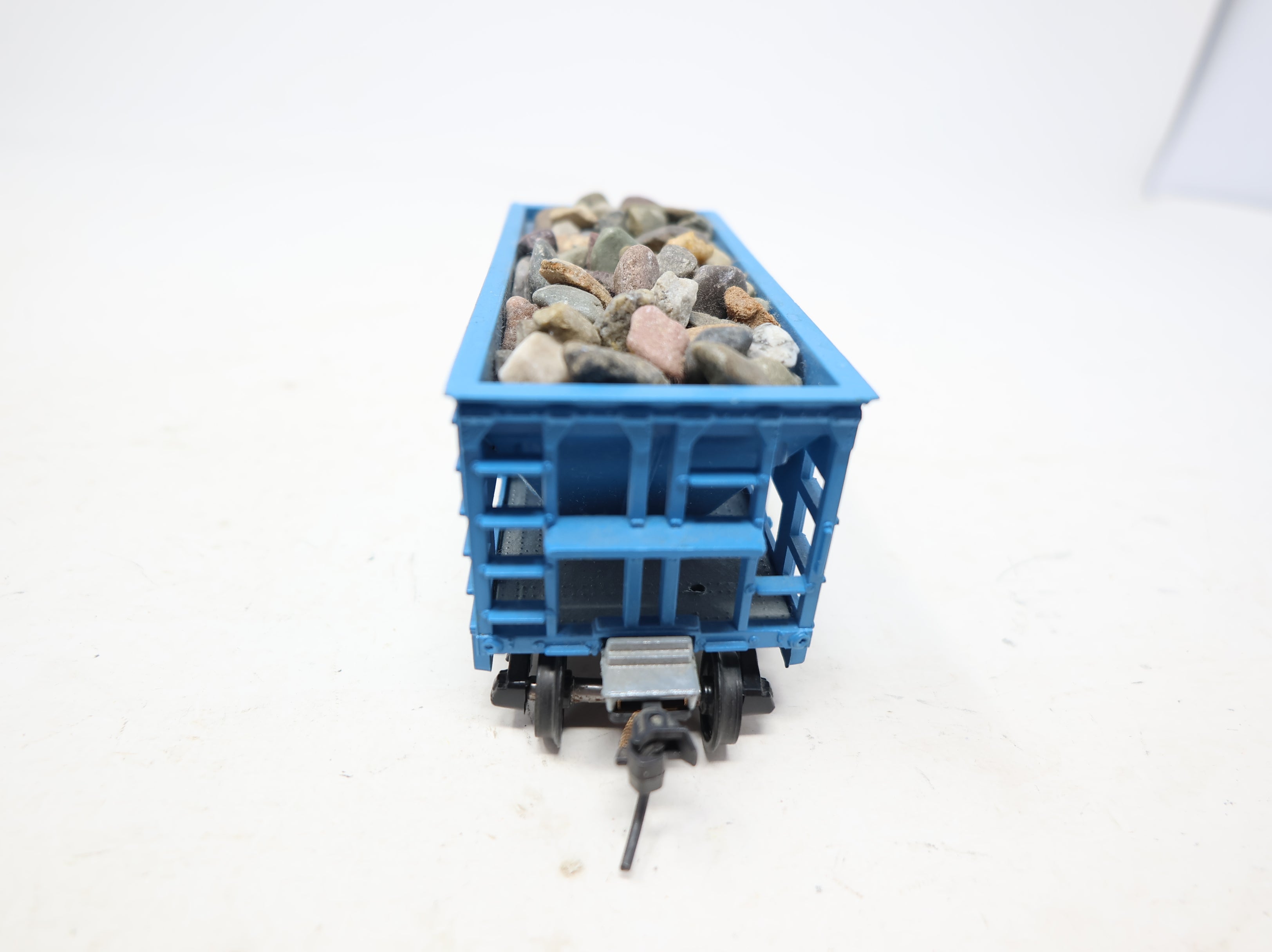 USED Roundhouse HO Scale Ore Car Great Northern GN #33681 w/ Rocks