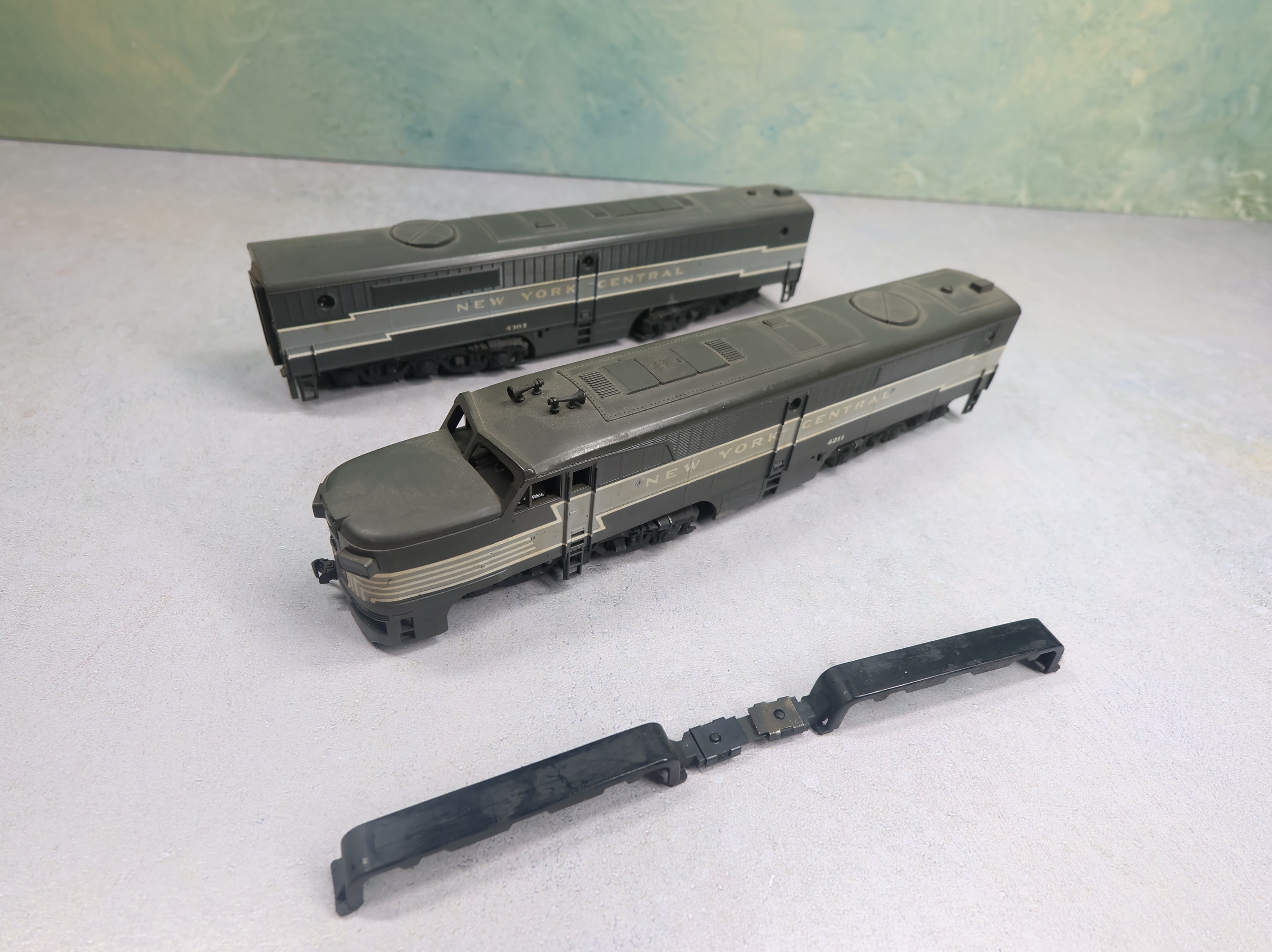 USED Athearn HO Scale PA & PB Diesel Locomotive Pair New York Central #4211 & 4303 Parts/Repairs