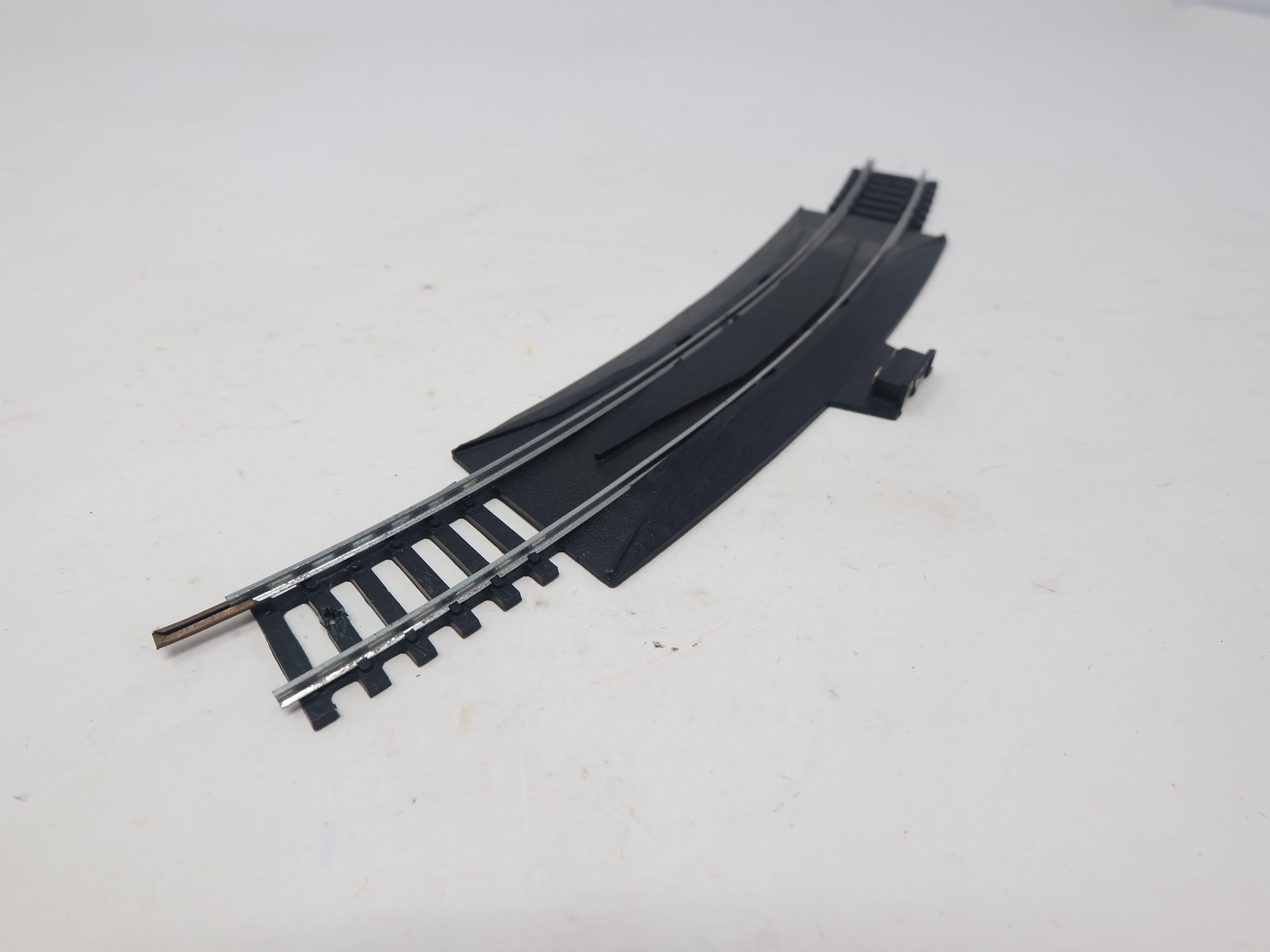 USED Bachmann HO Scale, 18" Radius Curve Terminal Rerailer Silver Code 100