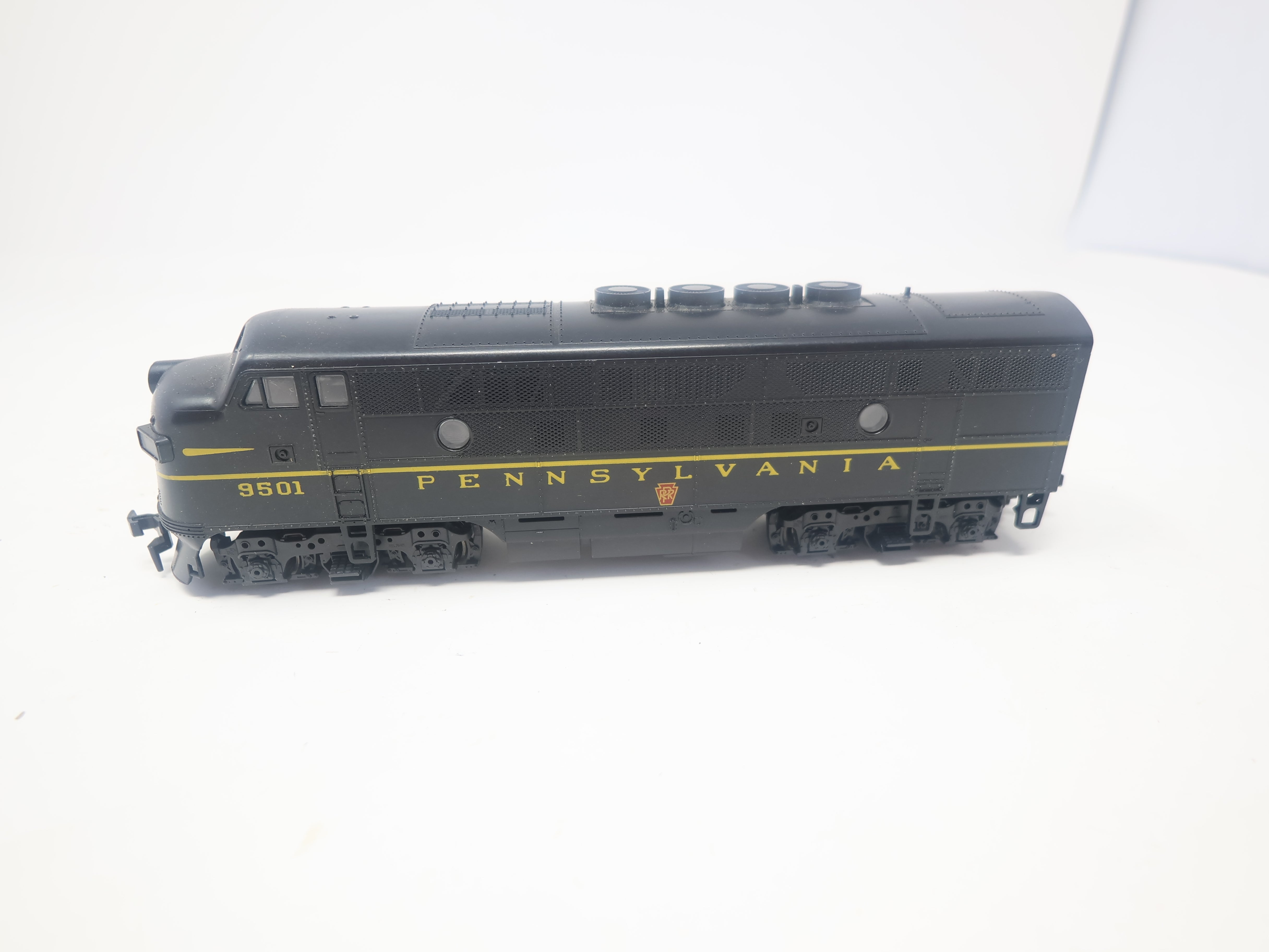 USED Stewart Hobbies HO Scale, Kato F3A Phase 2 Diesel Locomotive, Pennsylvania #9501 (DC)