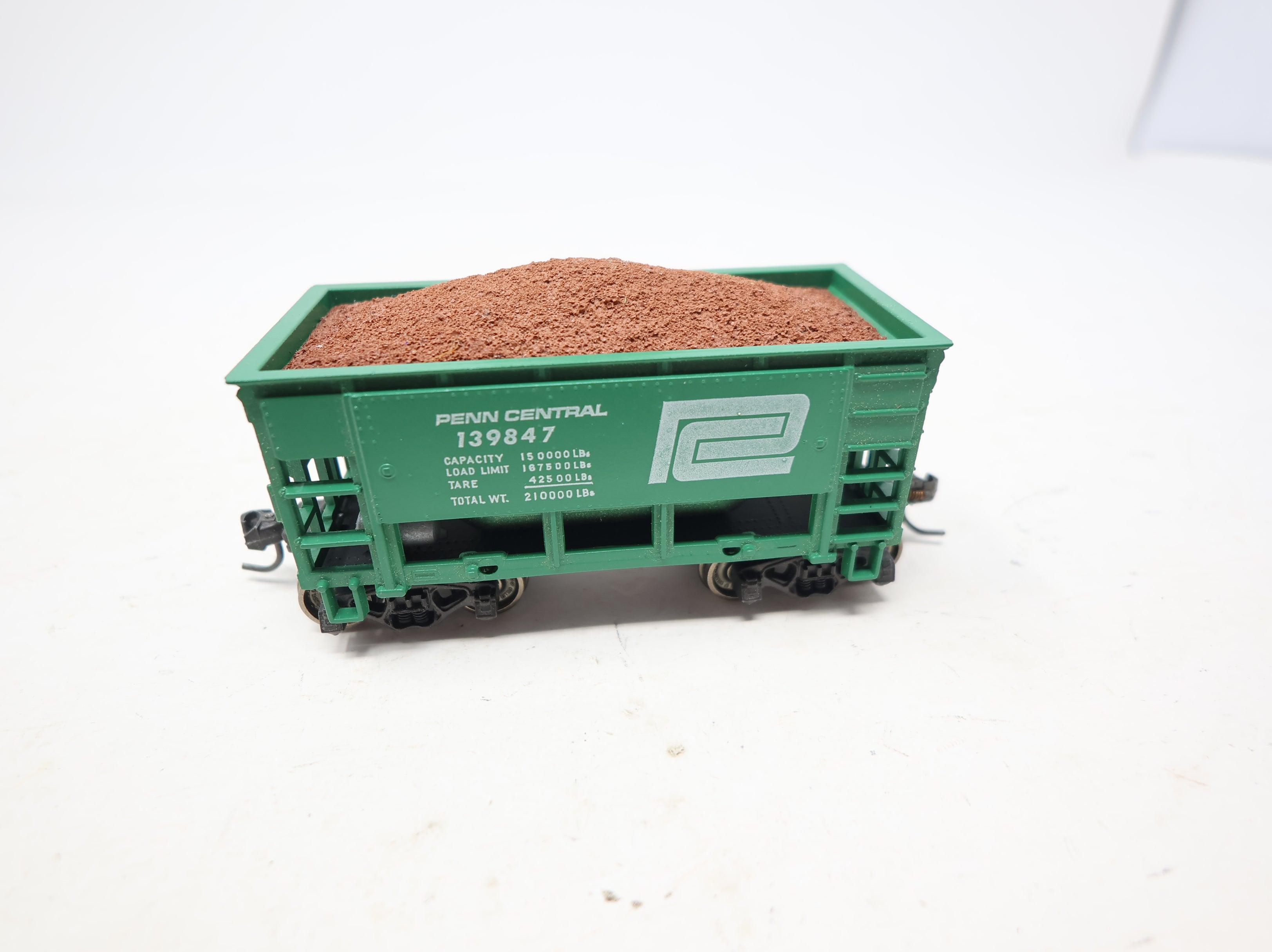 USED Roundhouse HO Scale Ore Car Penn Central #139847 w/ Load