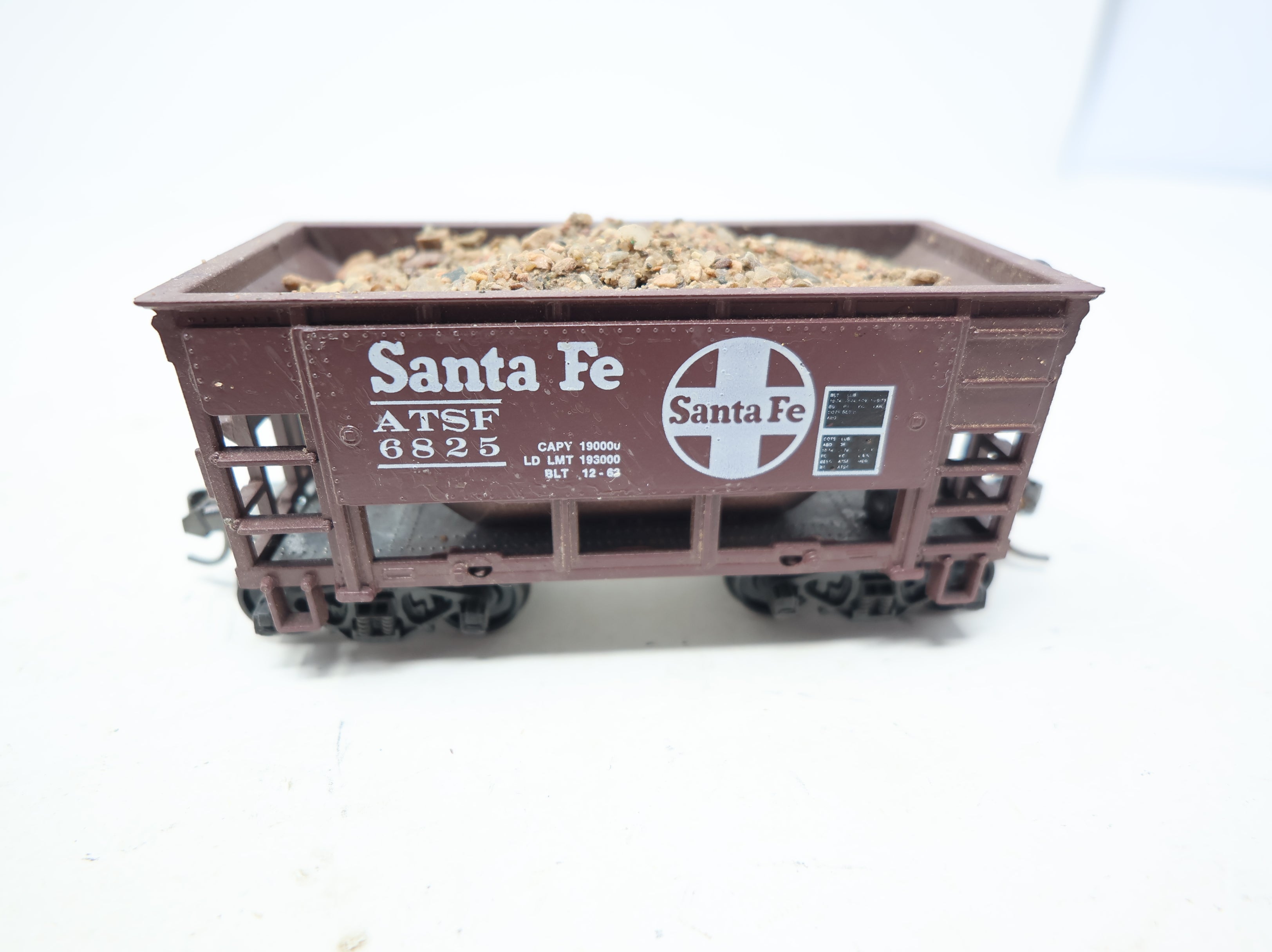 USED Roundhouse HO Scale Ore Car Santa Fe ATSF #6825 w/ Rocks