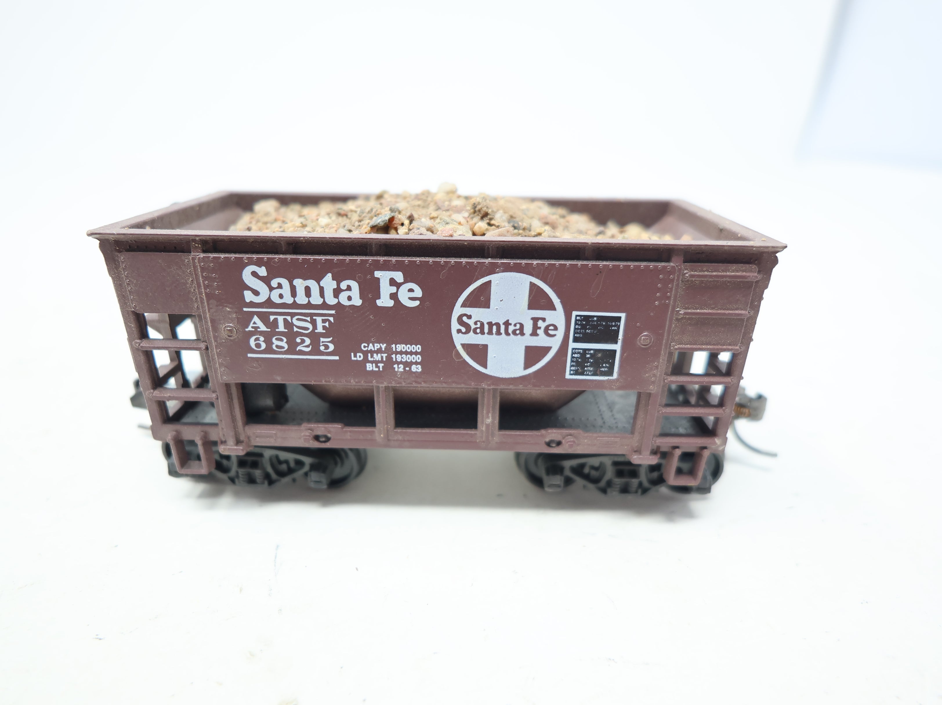 USED Roundhouse HO Scale Ore Car Santa Fe ATSF #6825 w/ Rocks