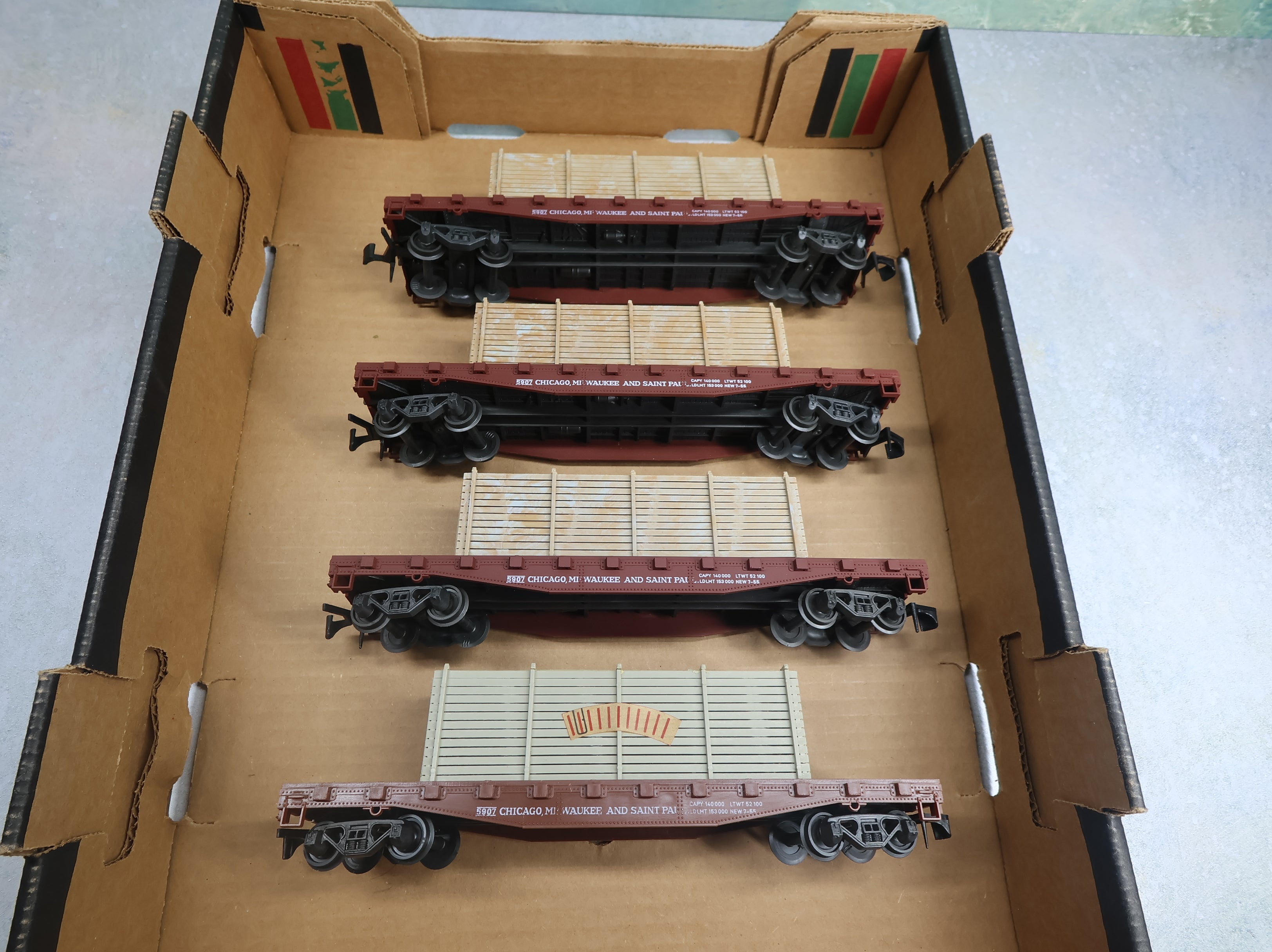 USED AHM O Flat Car w/ Crate Load Chicago Milwaukee & St Paul #5907 (4 pcs)