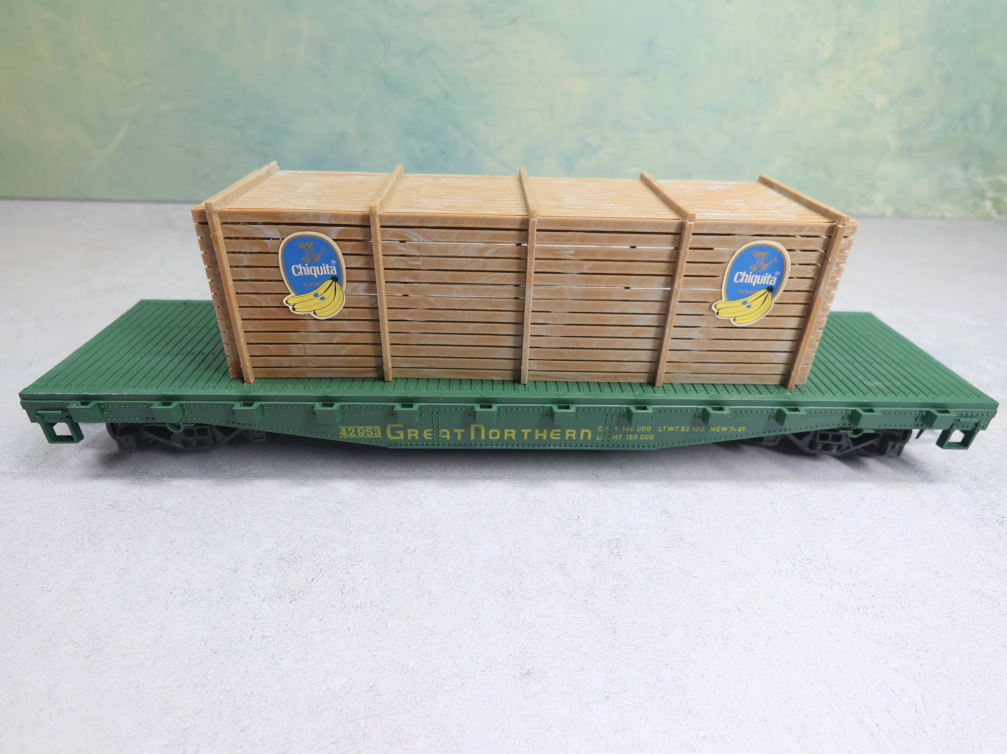 USED AHM O Flat Car w/ Crate Load Great Northern #42953 Chiquita