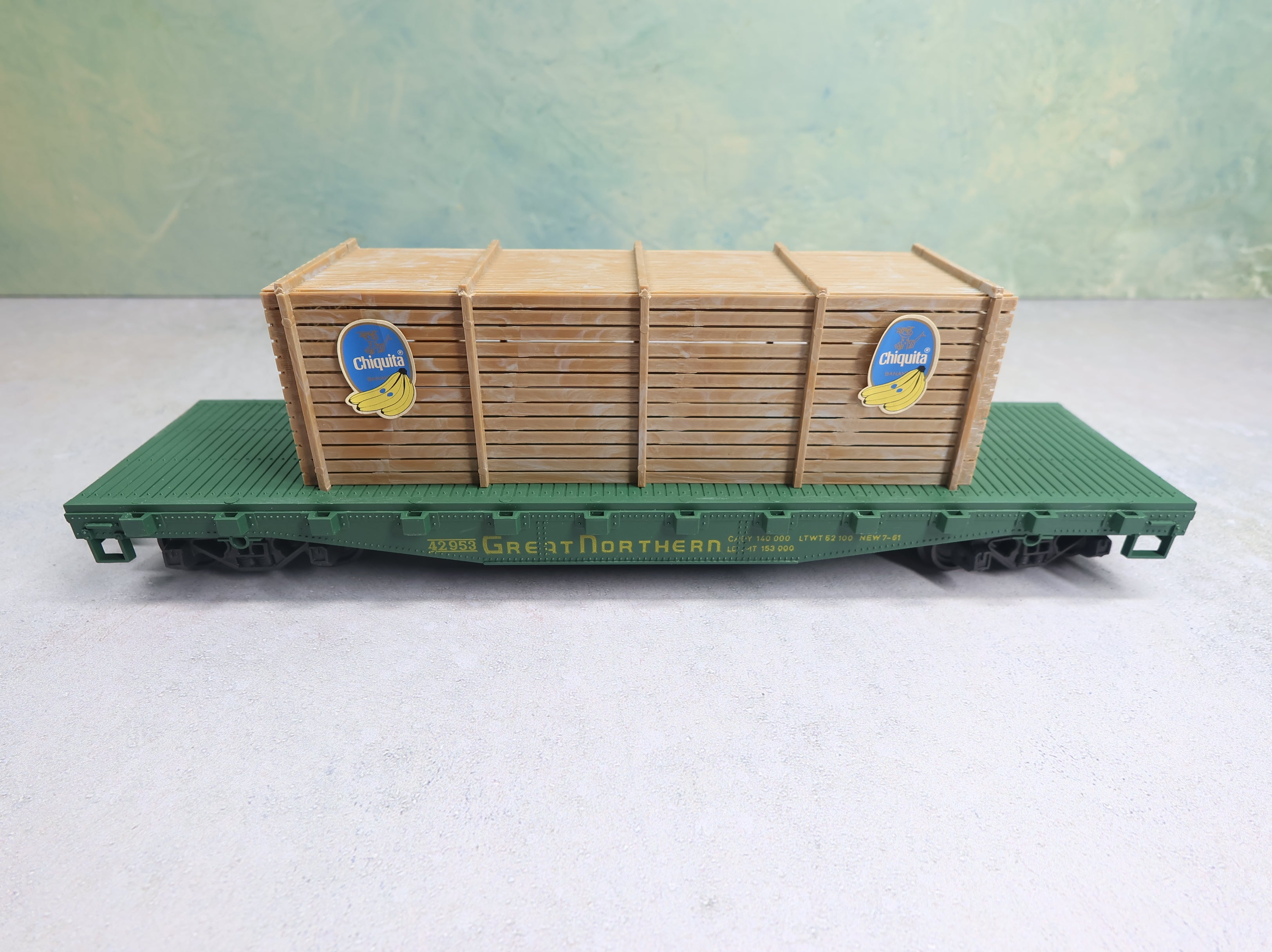 USED AHM O Flat Car w/ Crate Load Great Northern #42953 Chiquita