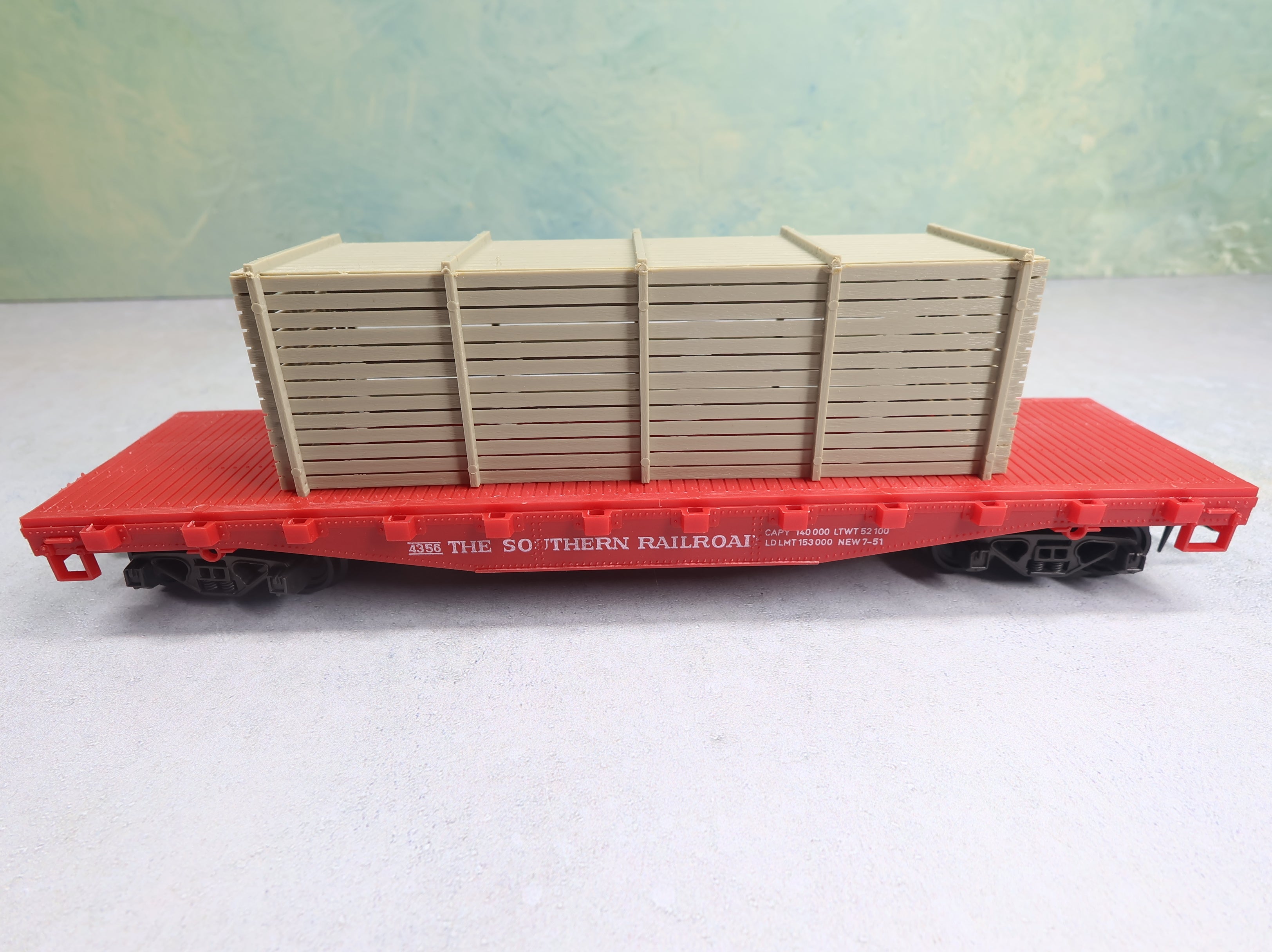 USED AHM O Flat Car w/ Crate Load Southern #4356