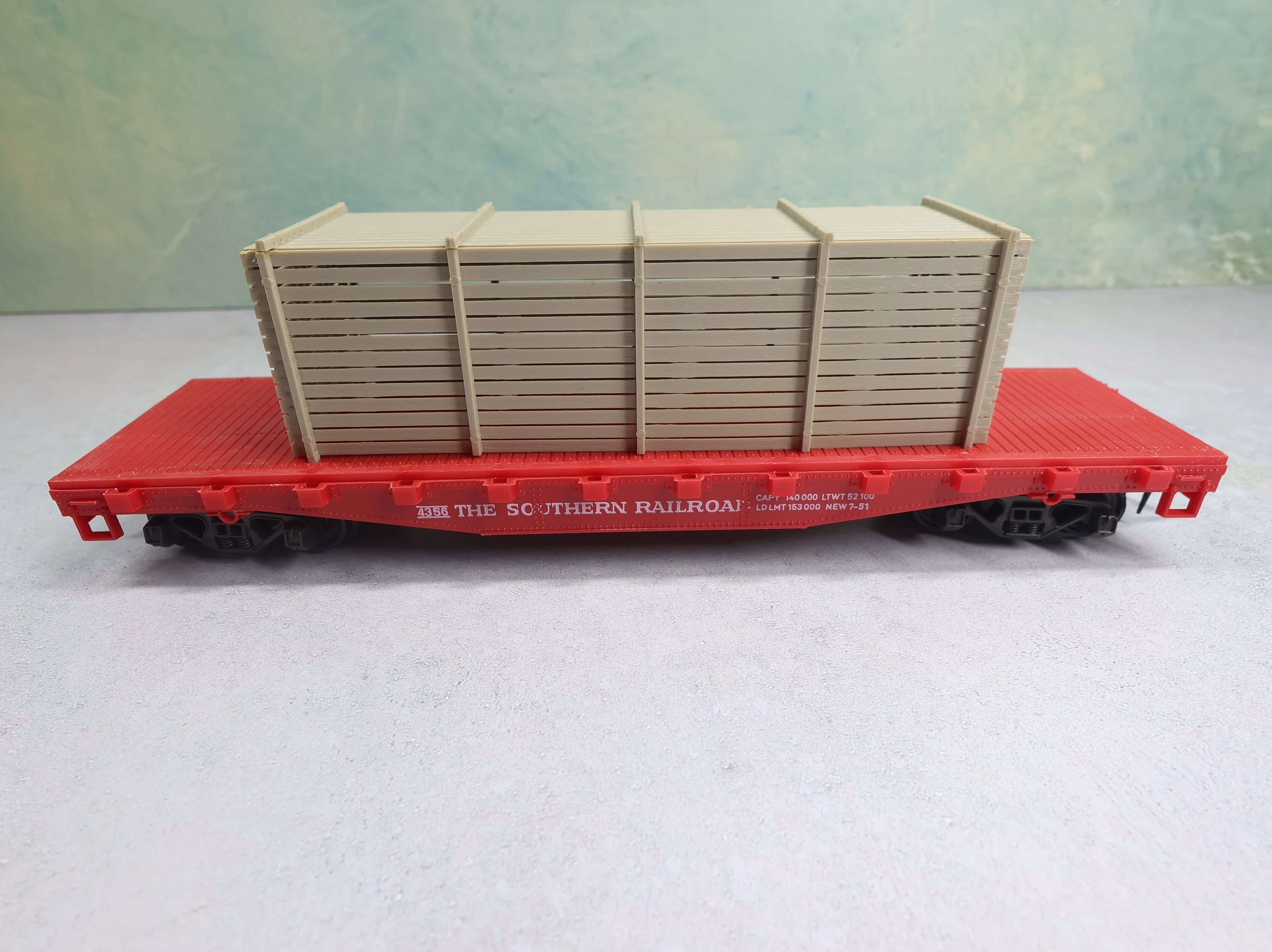 USED AHM O Flat Car w/ Crate Load Southern #4356