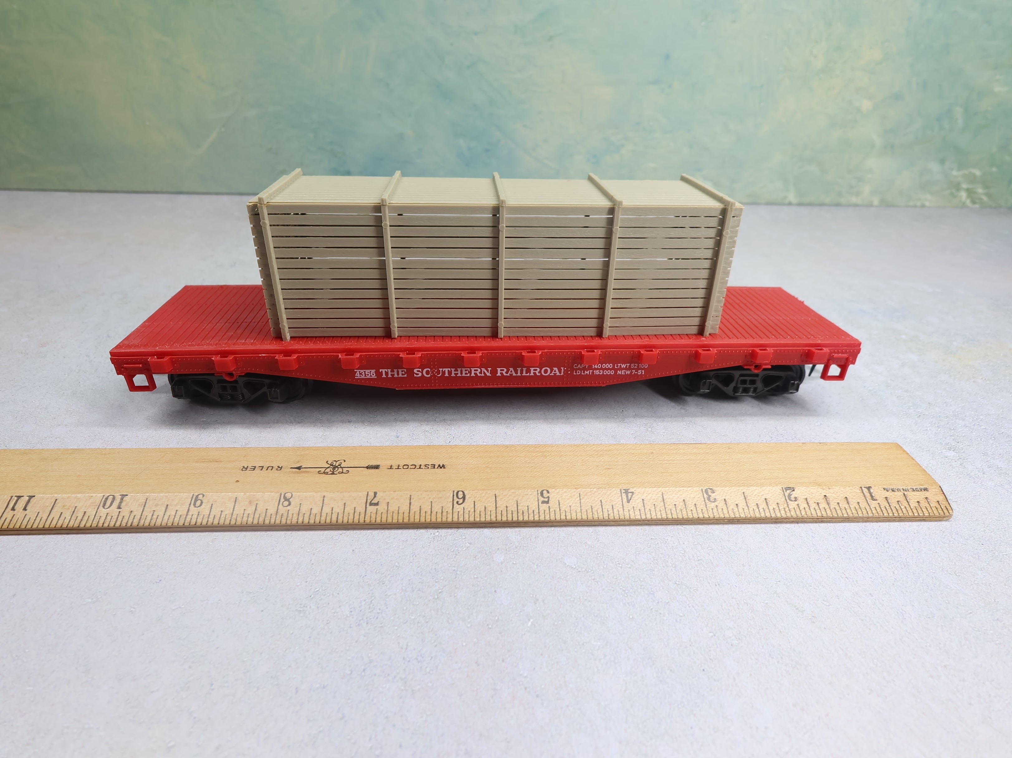 USED AHM O Flat Car w/ Crate Load Southern #4356