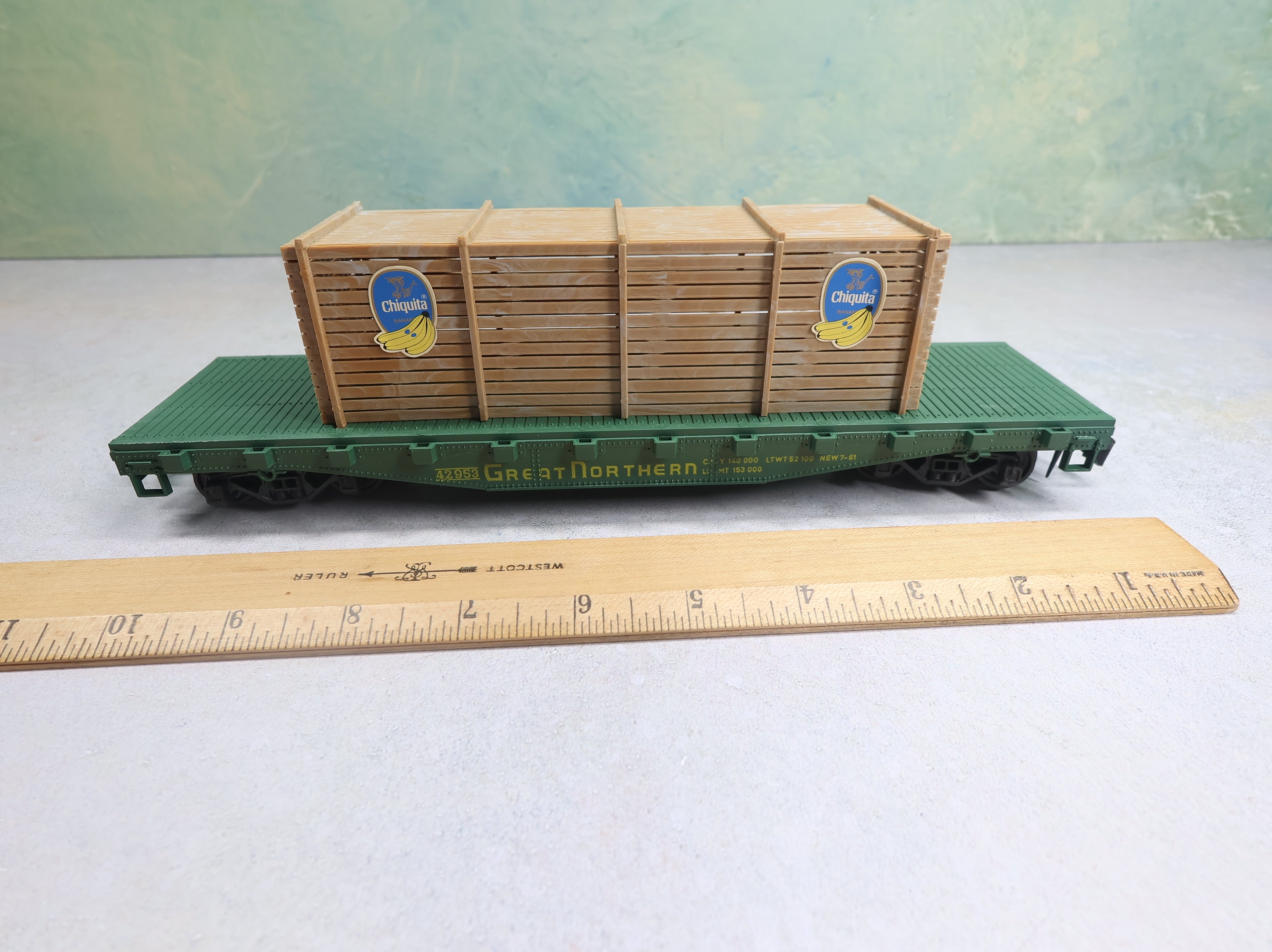 USED AHM O Flat Car w/ Crate Load Great Northern #42953 Chiquita