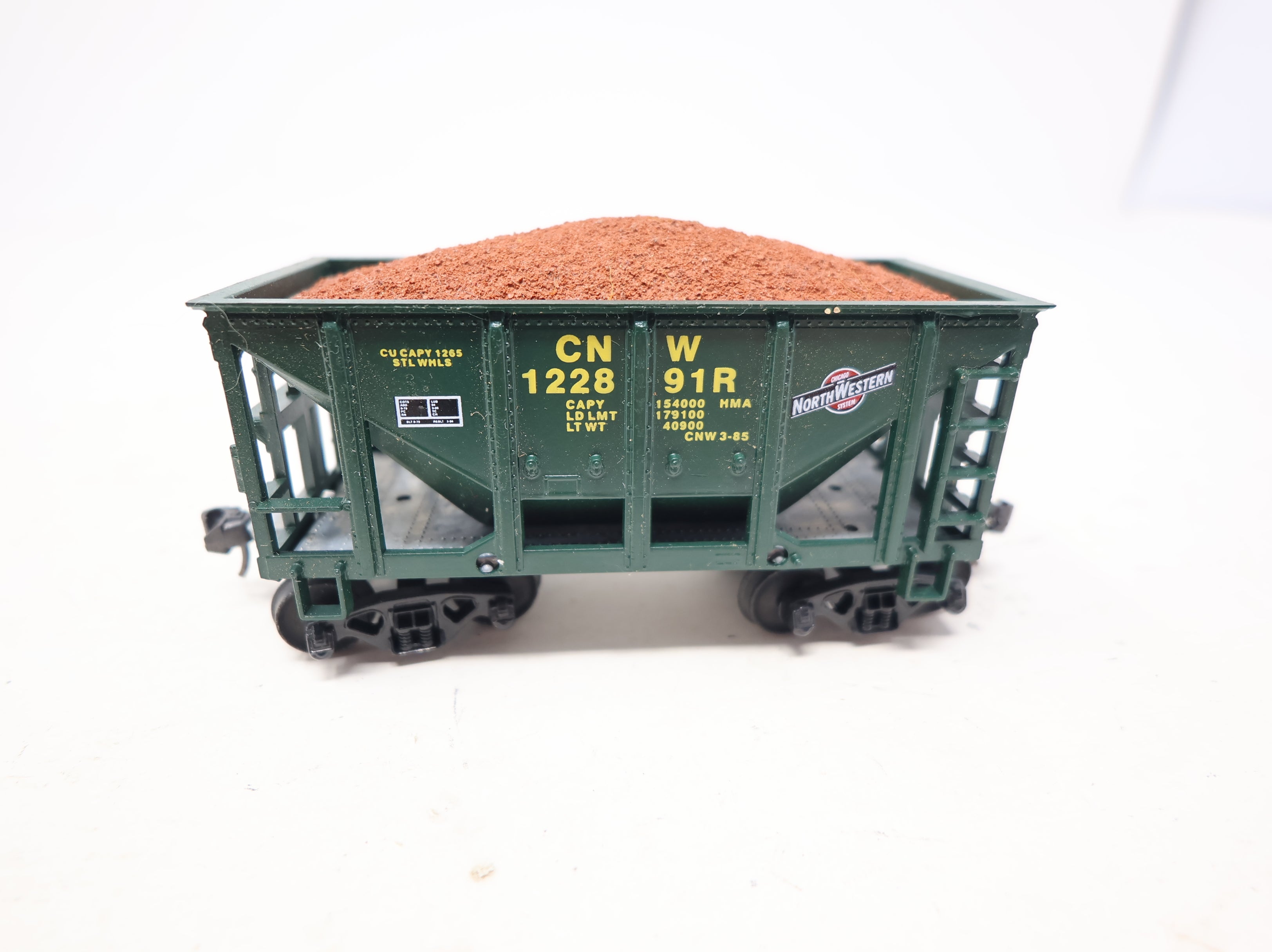 USED Roundhouse HO Scale Ore Car Chicago & North Western CNW #122891R w/ Load