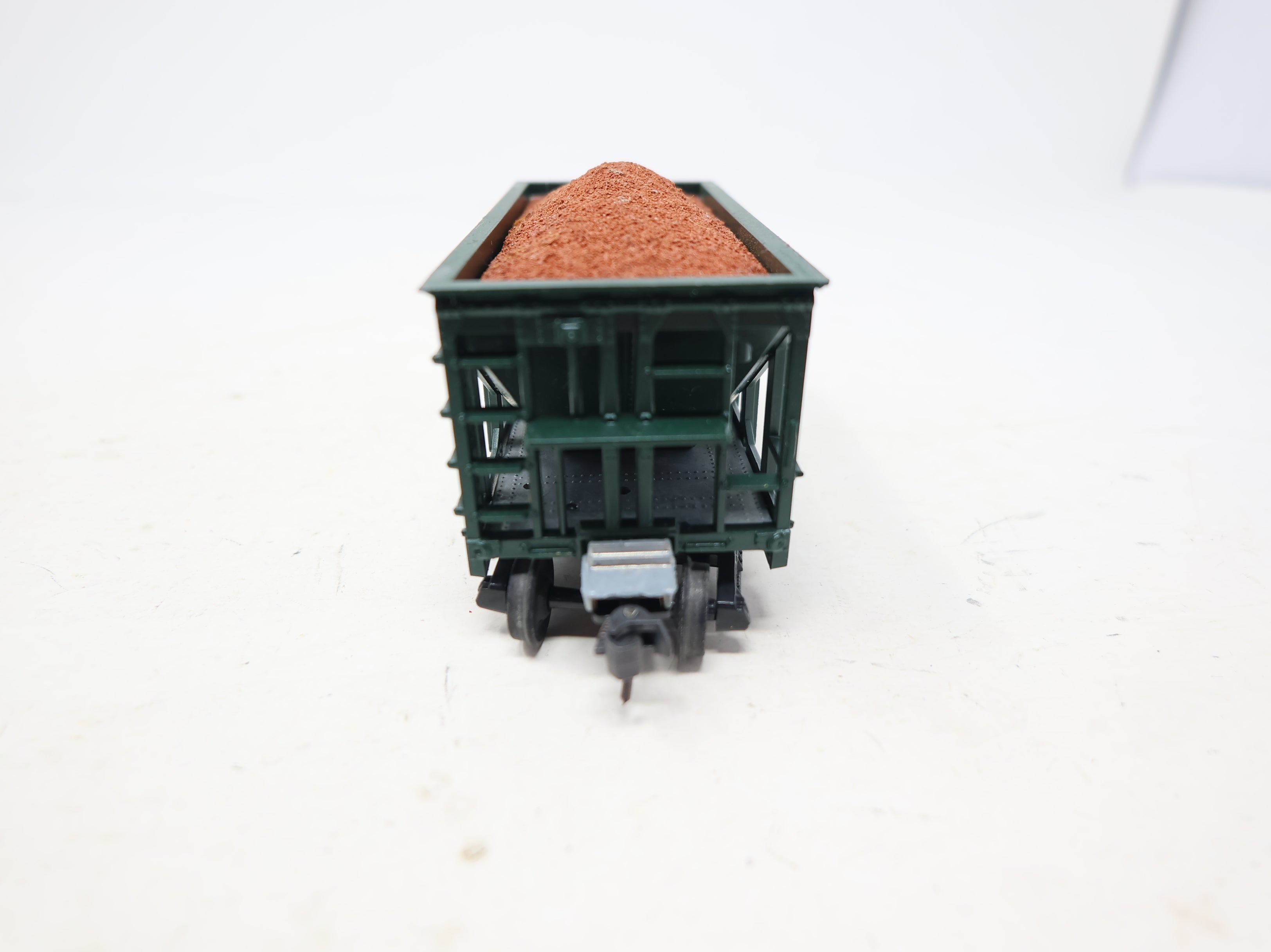 USED Roundhouse HO Scale Ore Car Chicago & North Western CNW #122891R w/ Load