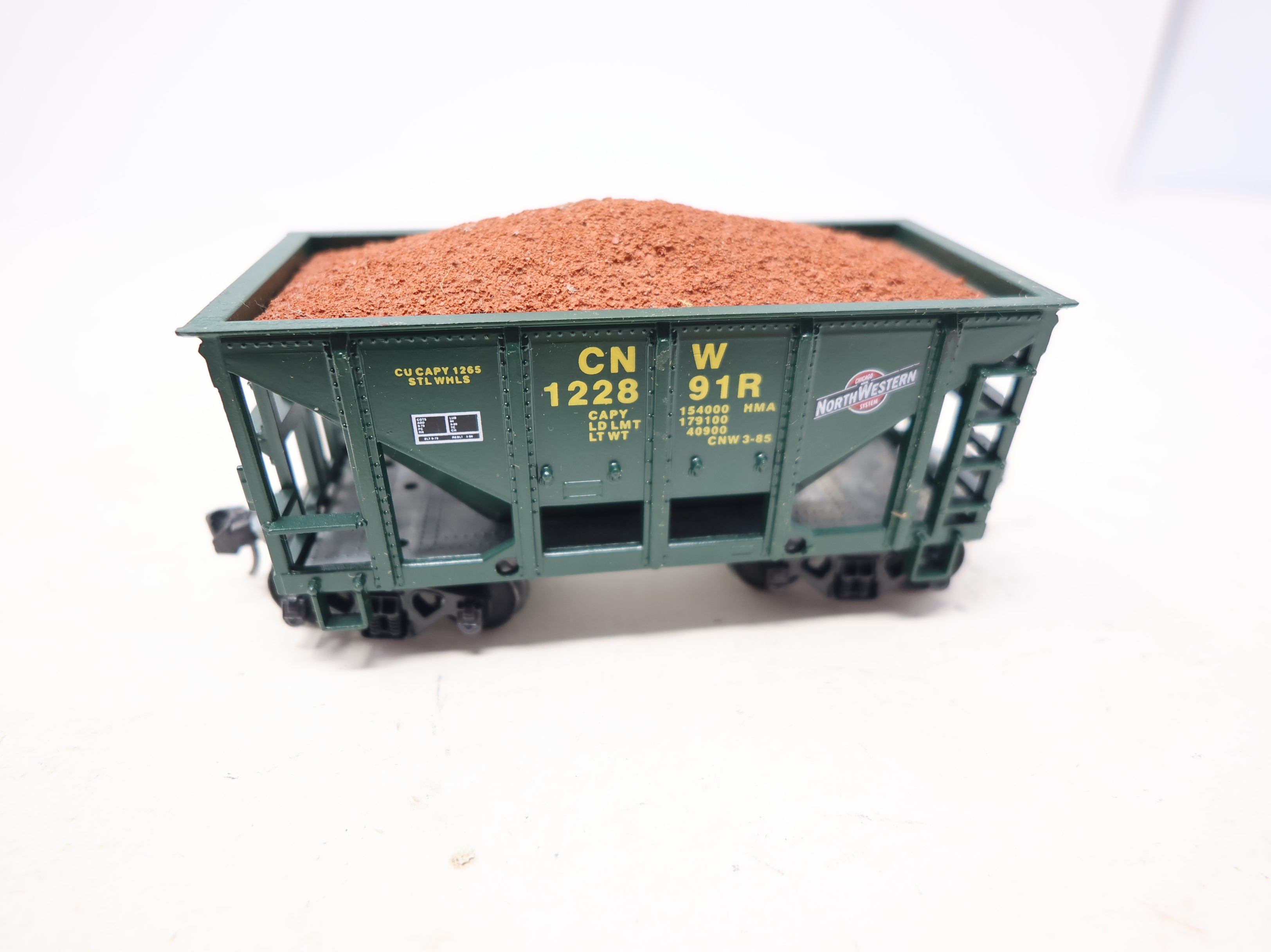 USED Roundhouse HO Scale Ore Car Chicago & North Western CNW #122891R w/ Load