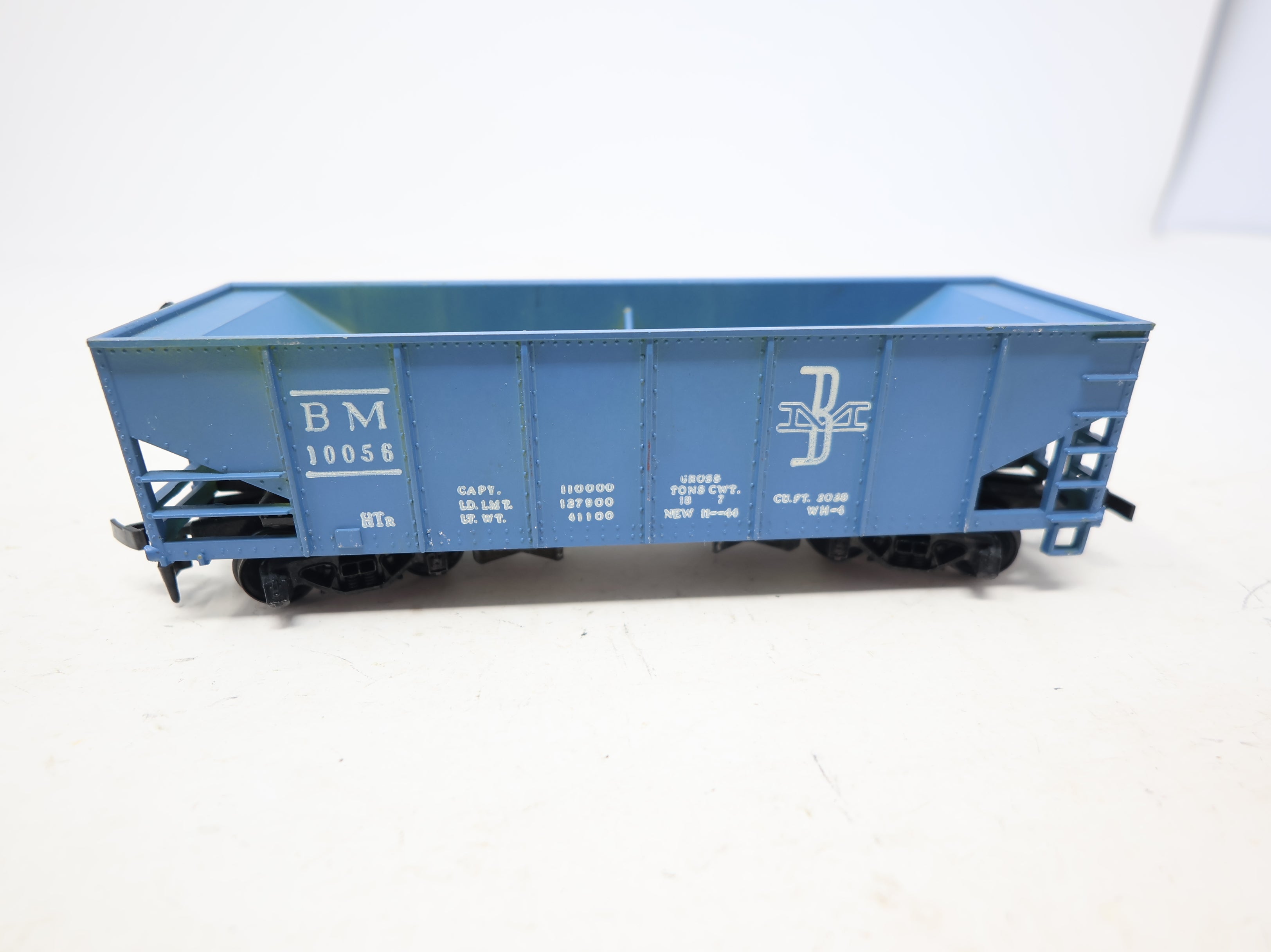 USED HO Scale 2 Bay Hopper w/ Operating Bays Boston and Maine BM #10056