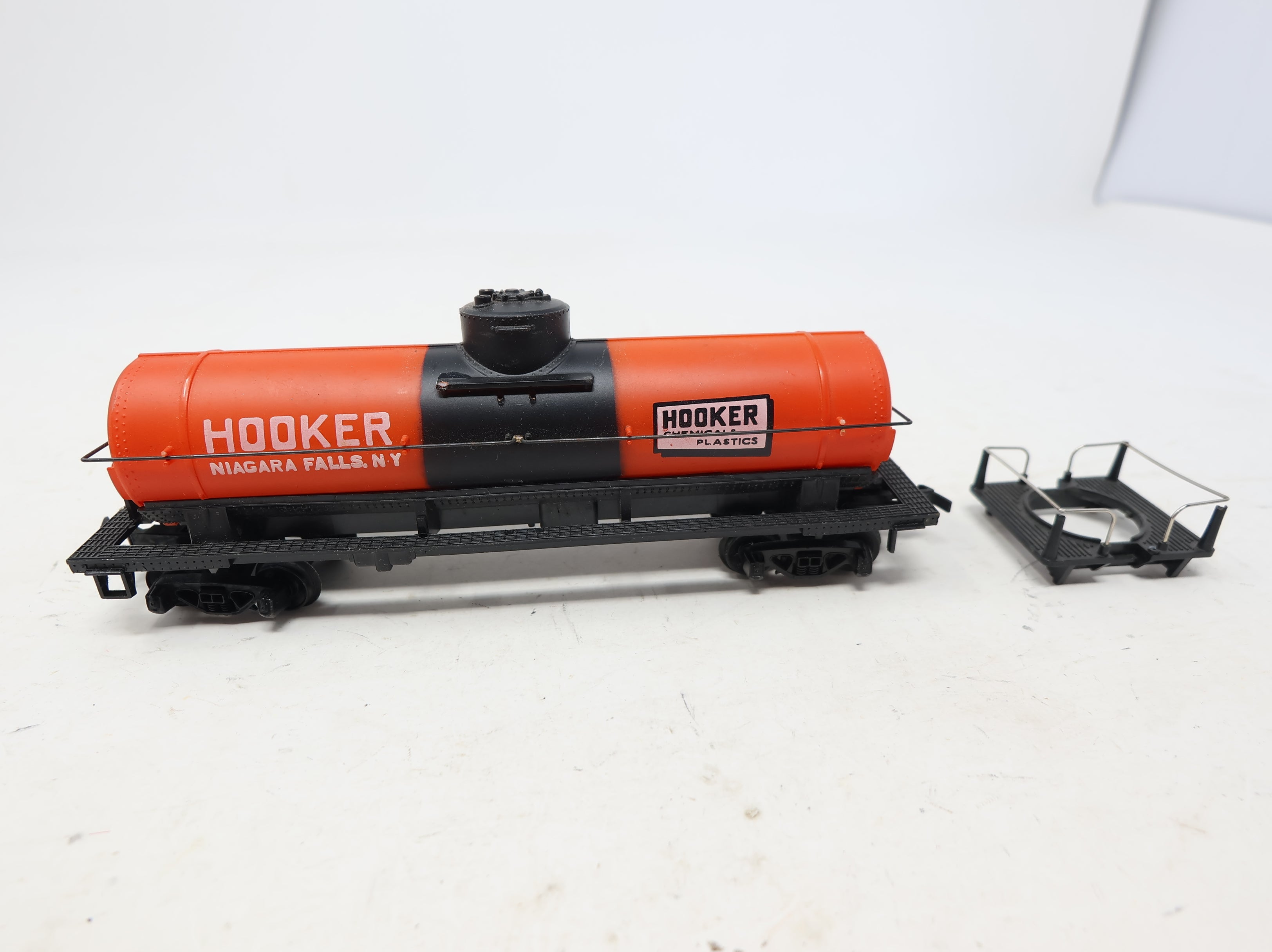 USED Tyco HO Scale Tank Car Hooker Chemicals