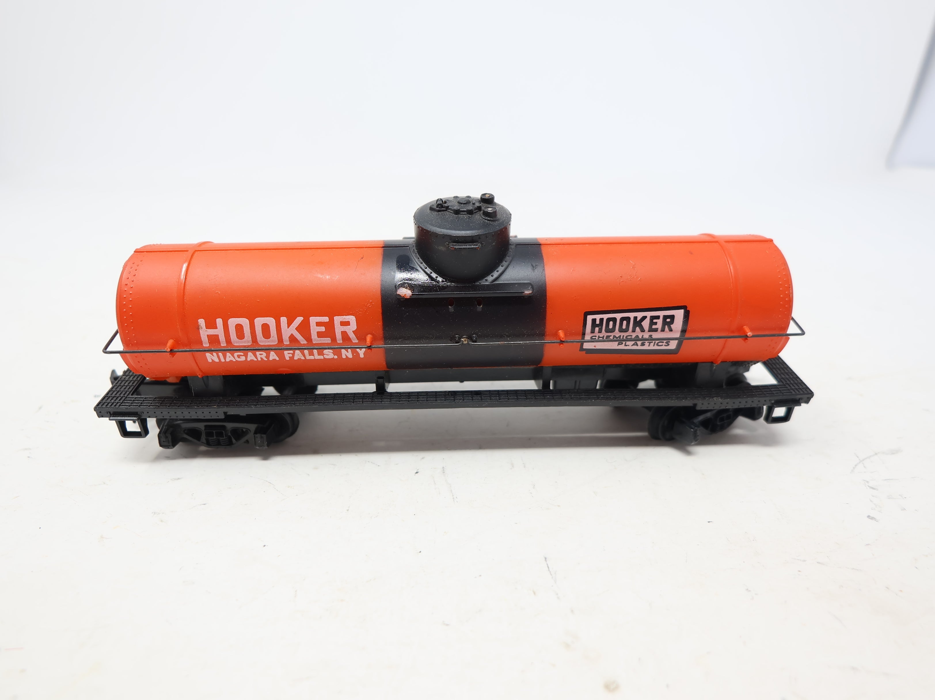 USED Tyco HO Scale Tank Car Hooker Chemicals