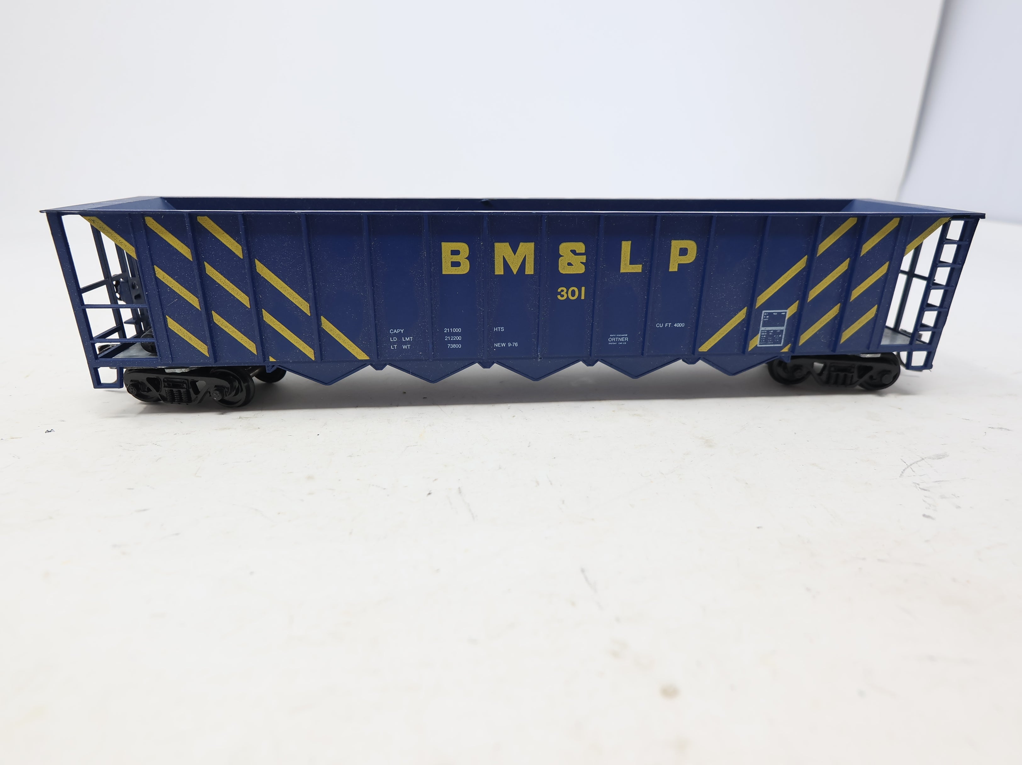 USED Roundhouse HO Scale 5 Bay Rapid Discharge Hopper Black Mesa and Lake Powell Railway BM&LP #301