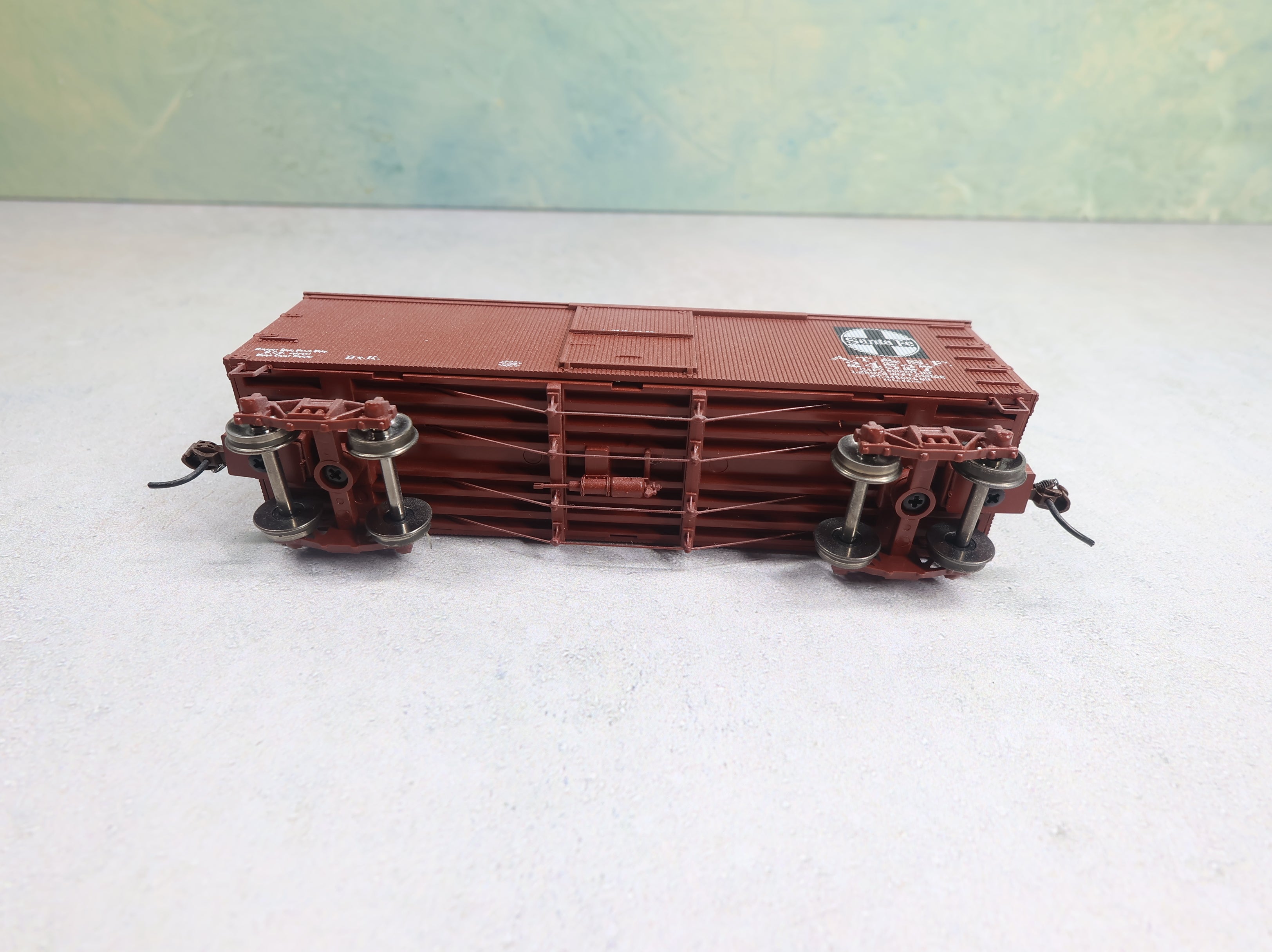 USED Athearn Roundhouse 84254 HO Scale 36' Wooden Box Car Santa Fe ATSF #24527