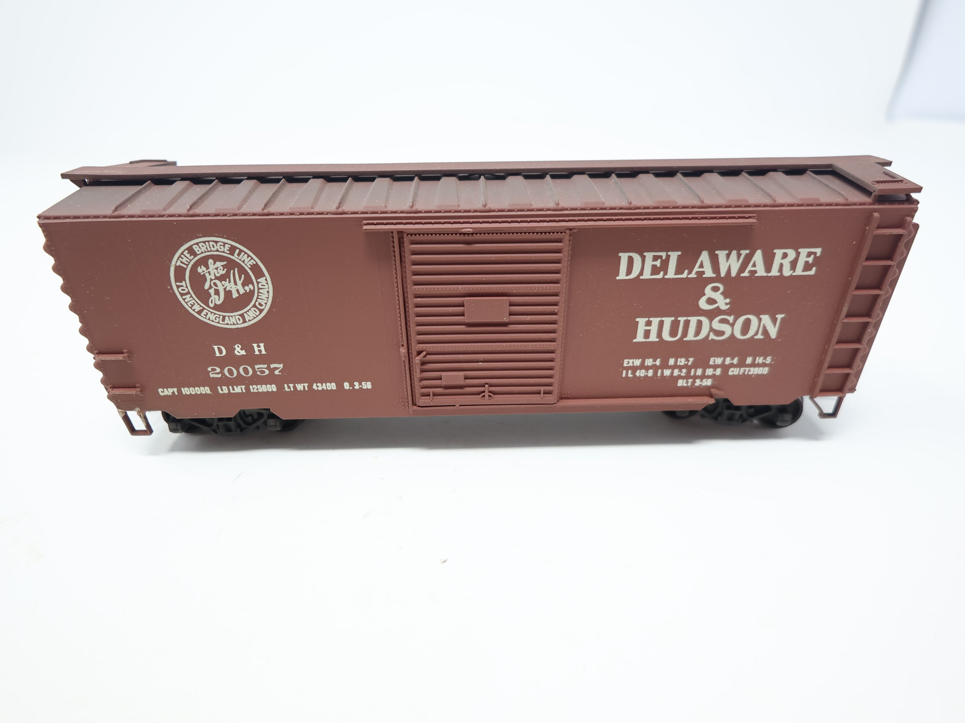 USED Accurail HO Scale 40' Box Car Delaware and Hudson DH #20057 Light Weathering