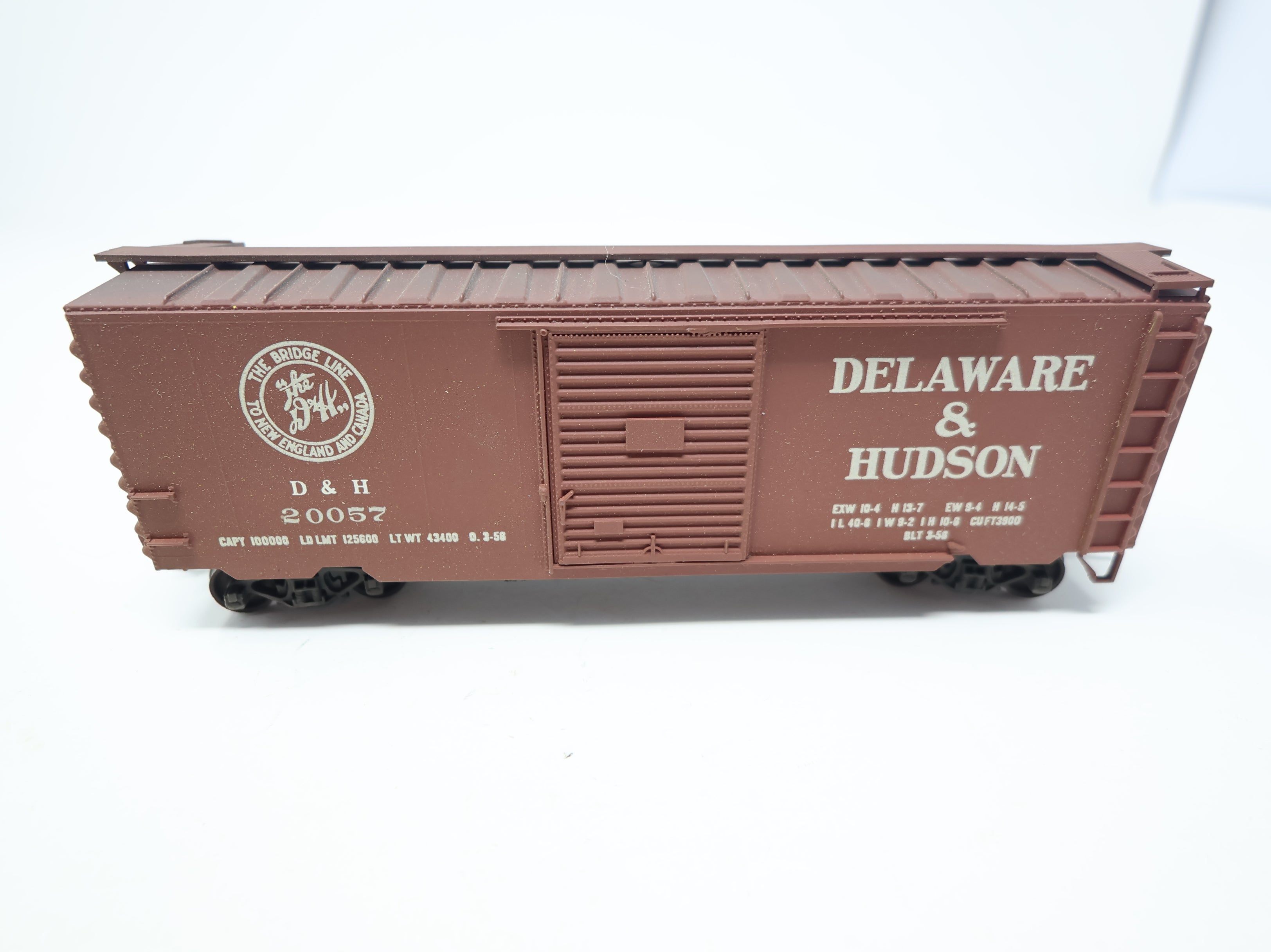 USED Accurail HO Scale 40' Box Car Delaware and Hudson DH #20057 Light Weathering