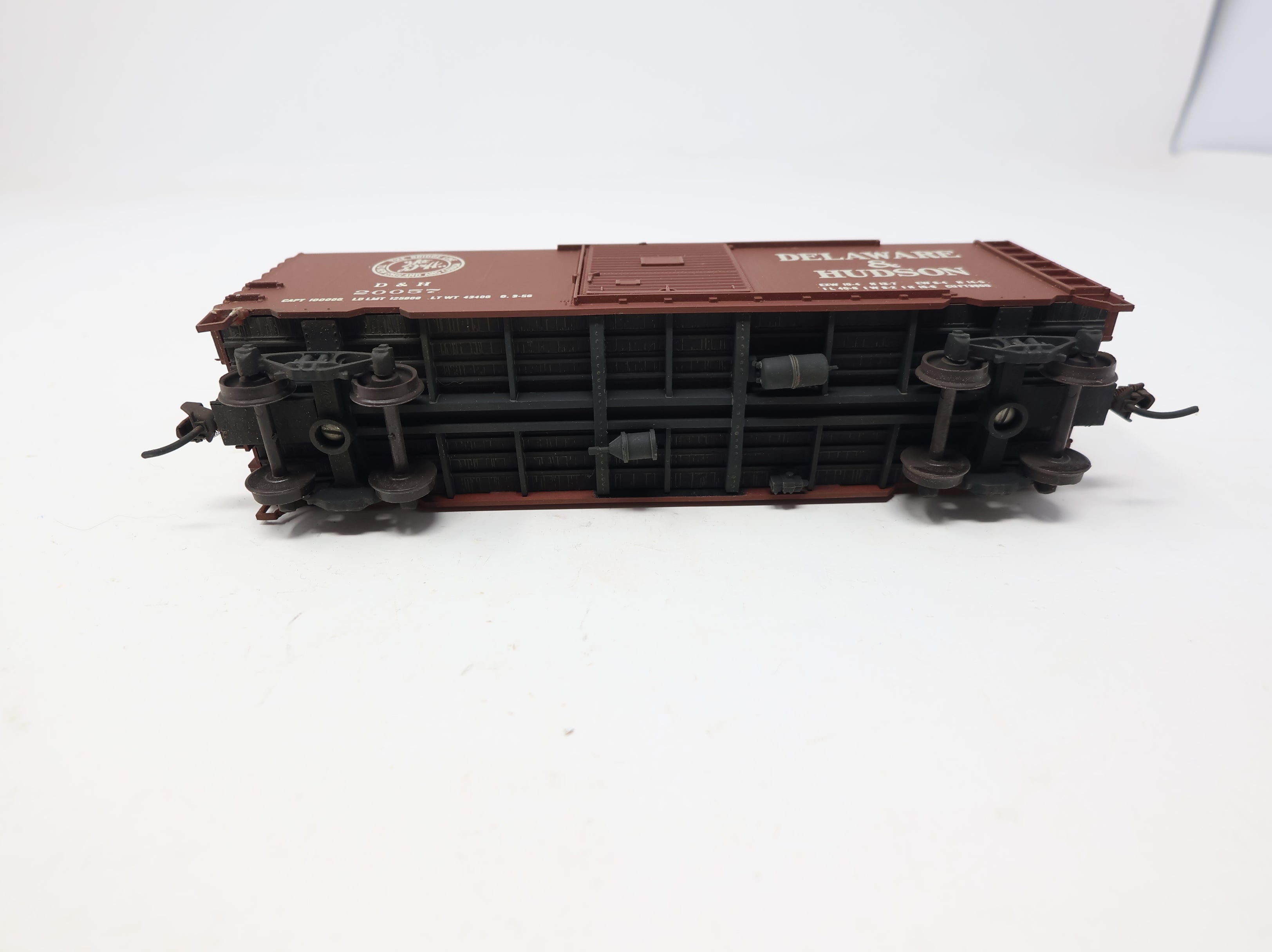 USED Accurail HO Scale 40' Box Car Delaware and Hudson DH #20057 Light Weathering