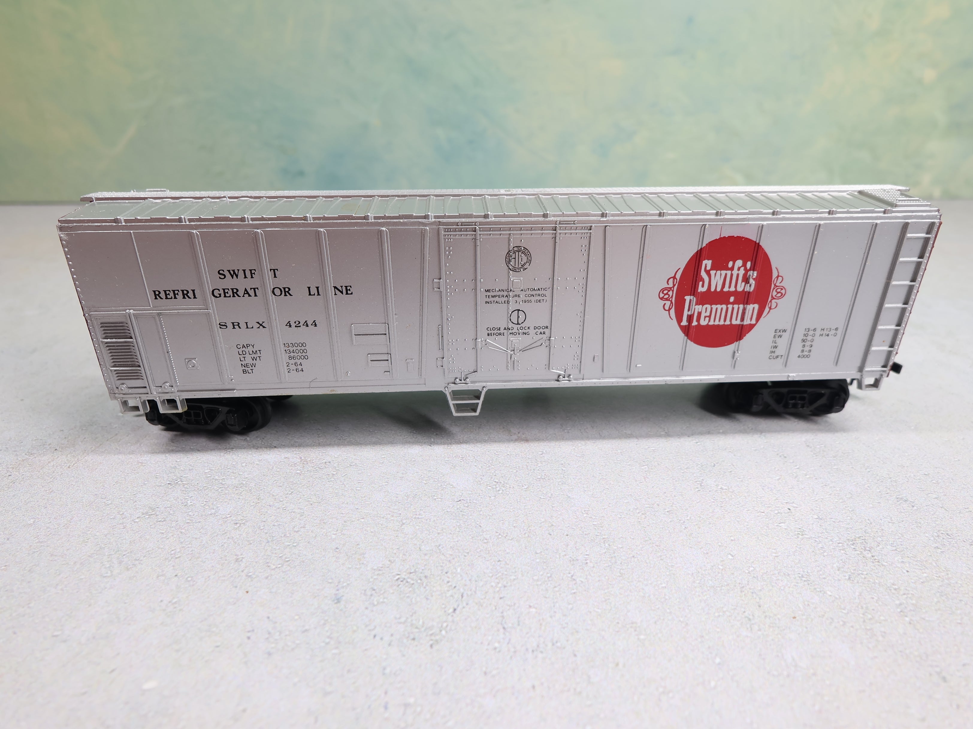 USED Bachmann HO Scale 50' Box Car Swift Refrigerator Line SRLX #4244